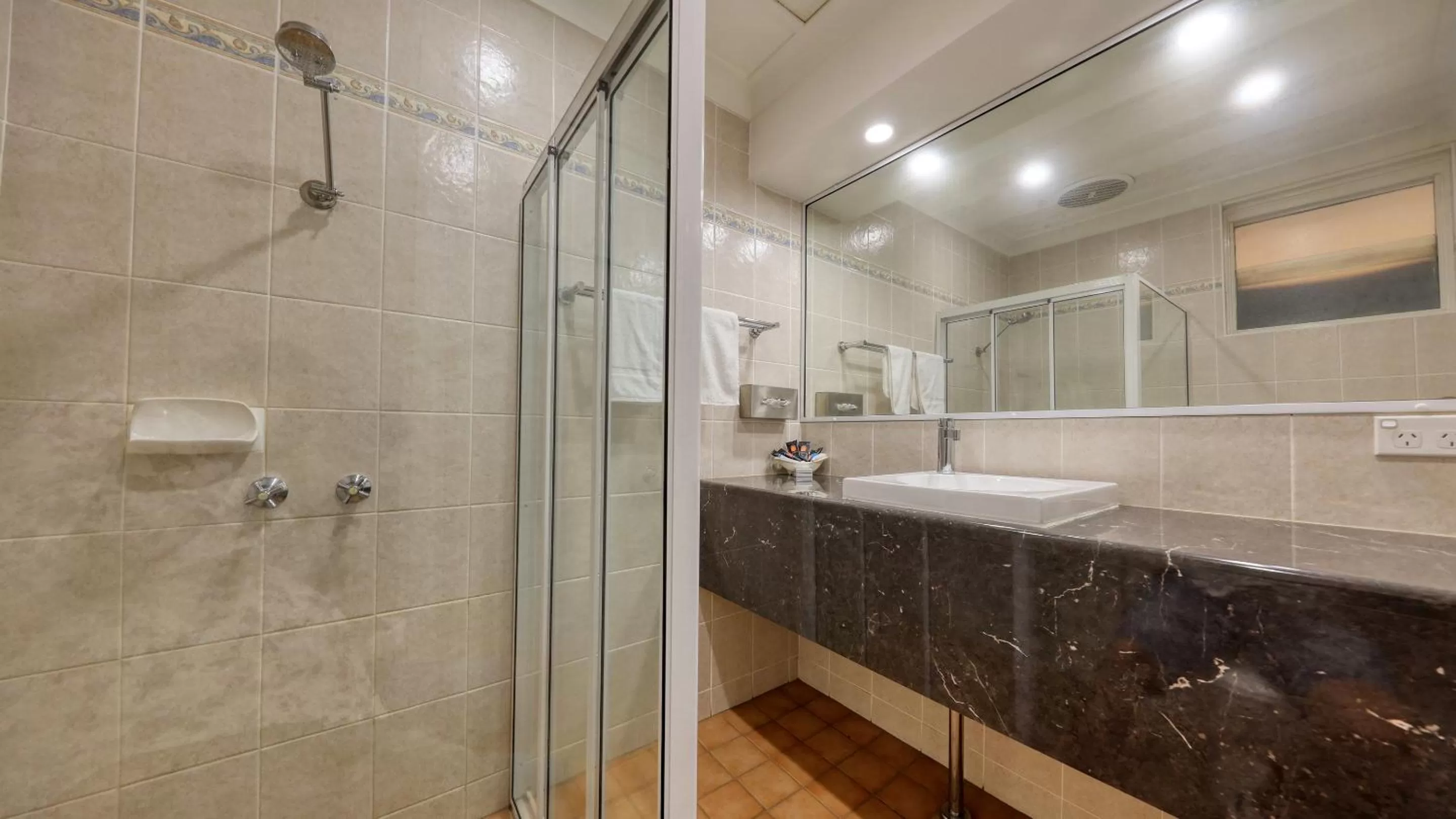 Shower in Bushman's Motor Inn