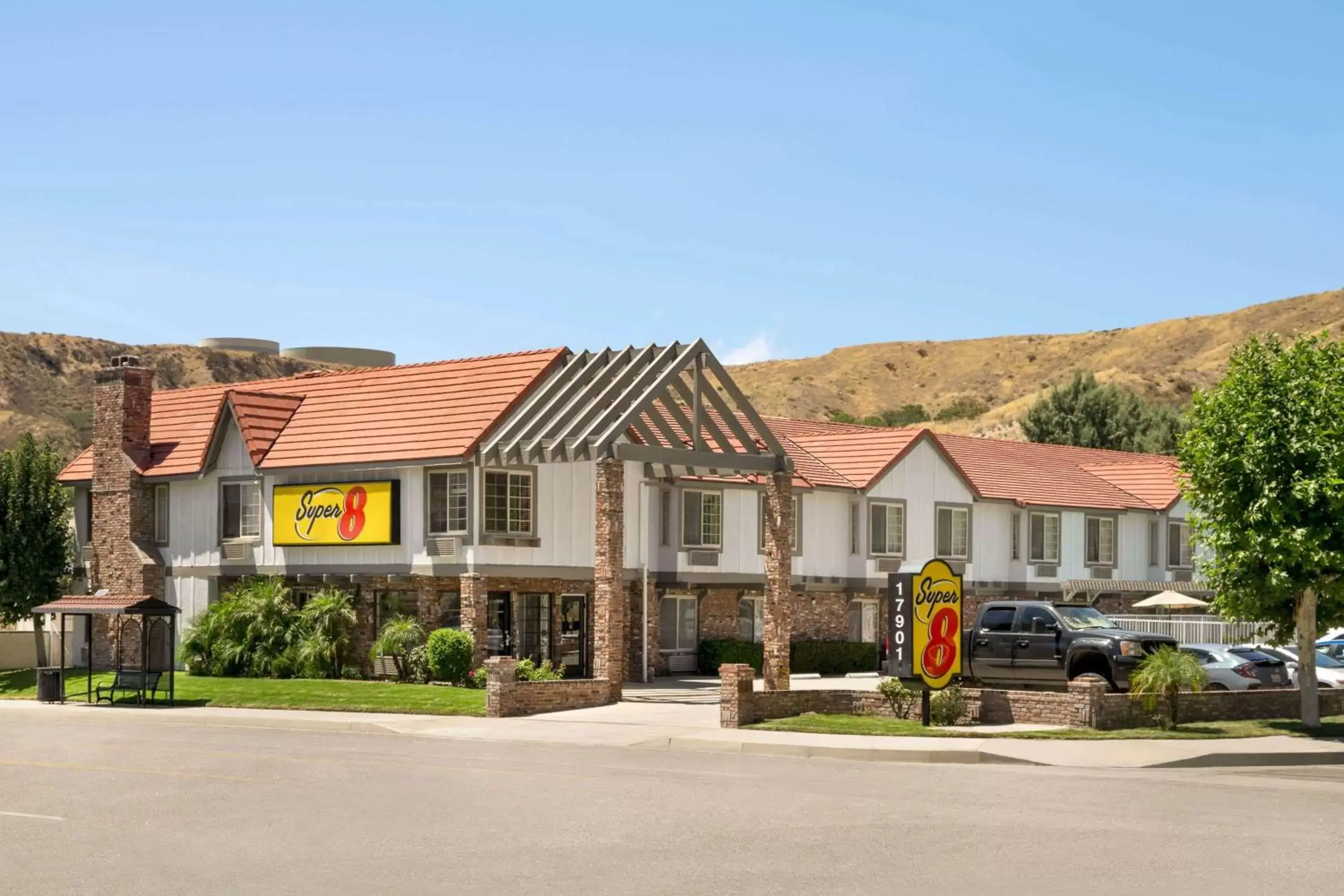 Property Building in Super 8 by Wyndham Santa Clarita/Valencia