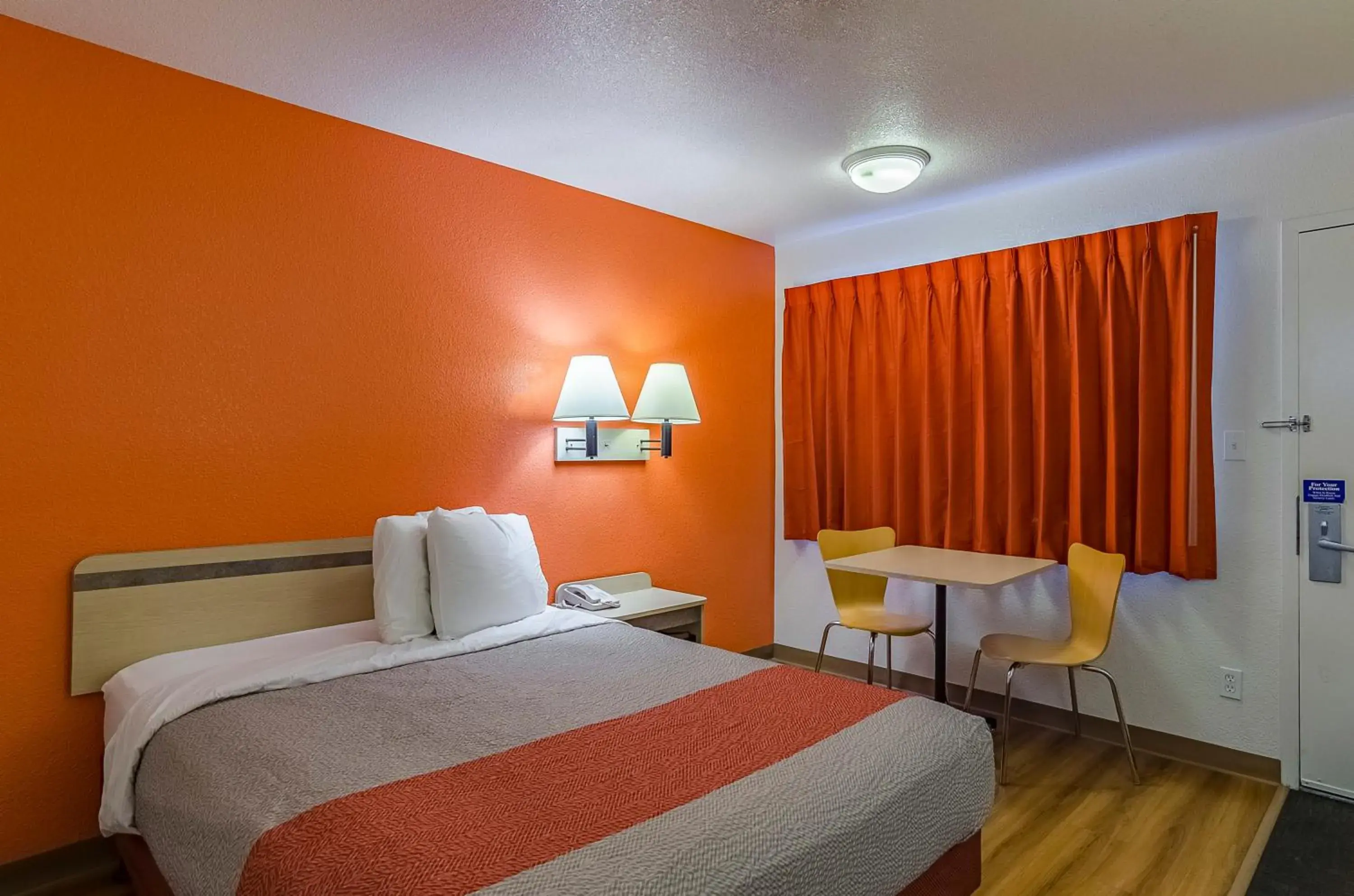 Bedroom, Bed in Motel 6 Cheyenne