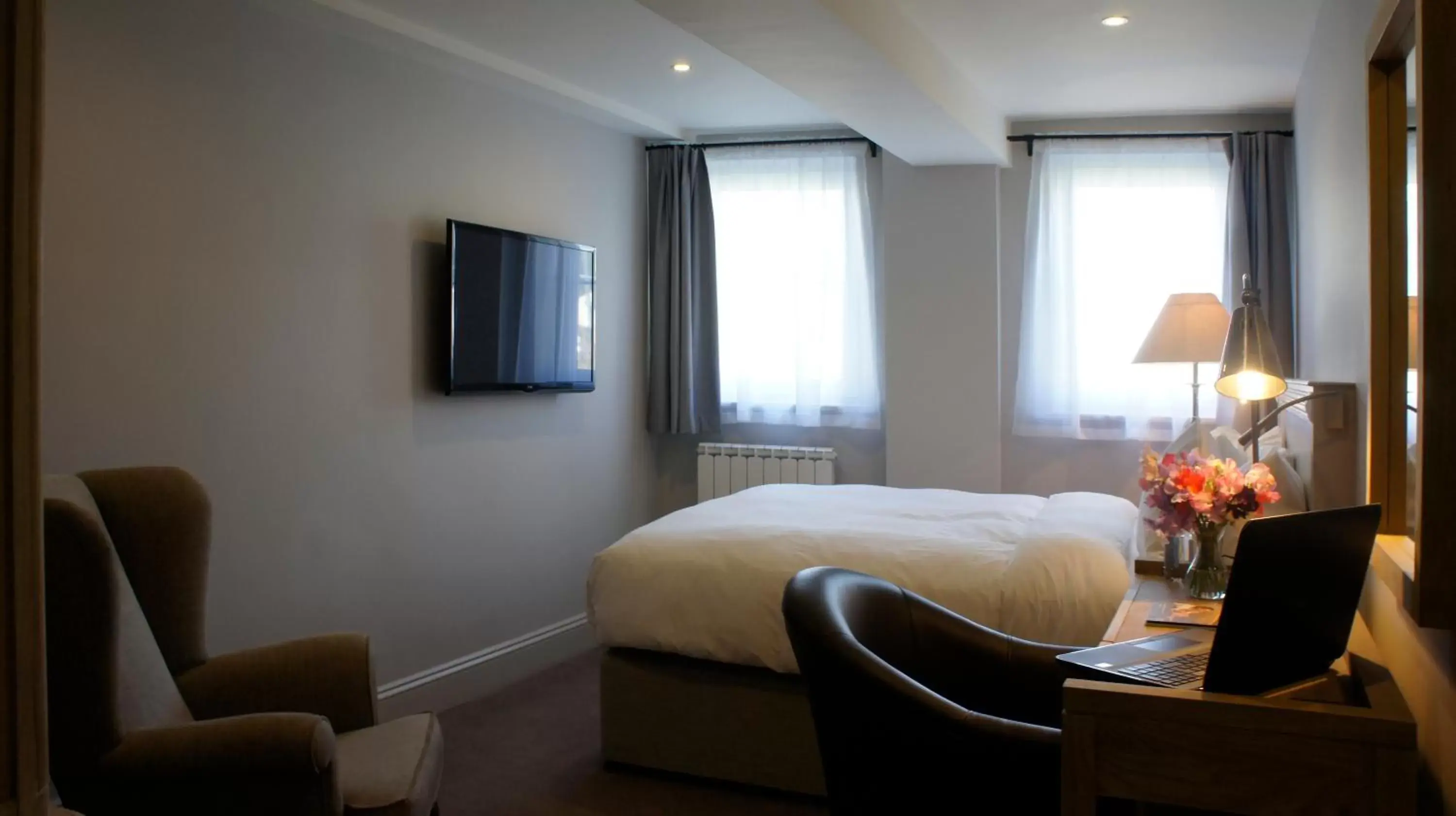 Bedroom, TV/Entertainment Center in Abergavenny Hotel