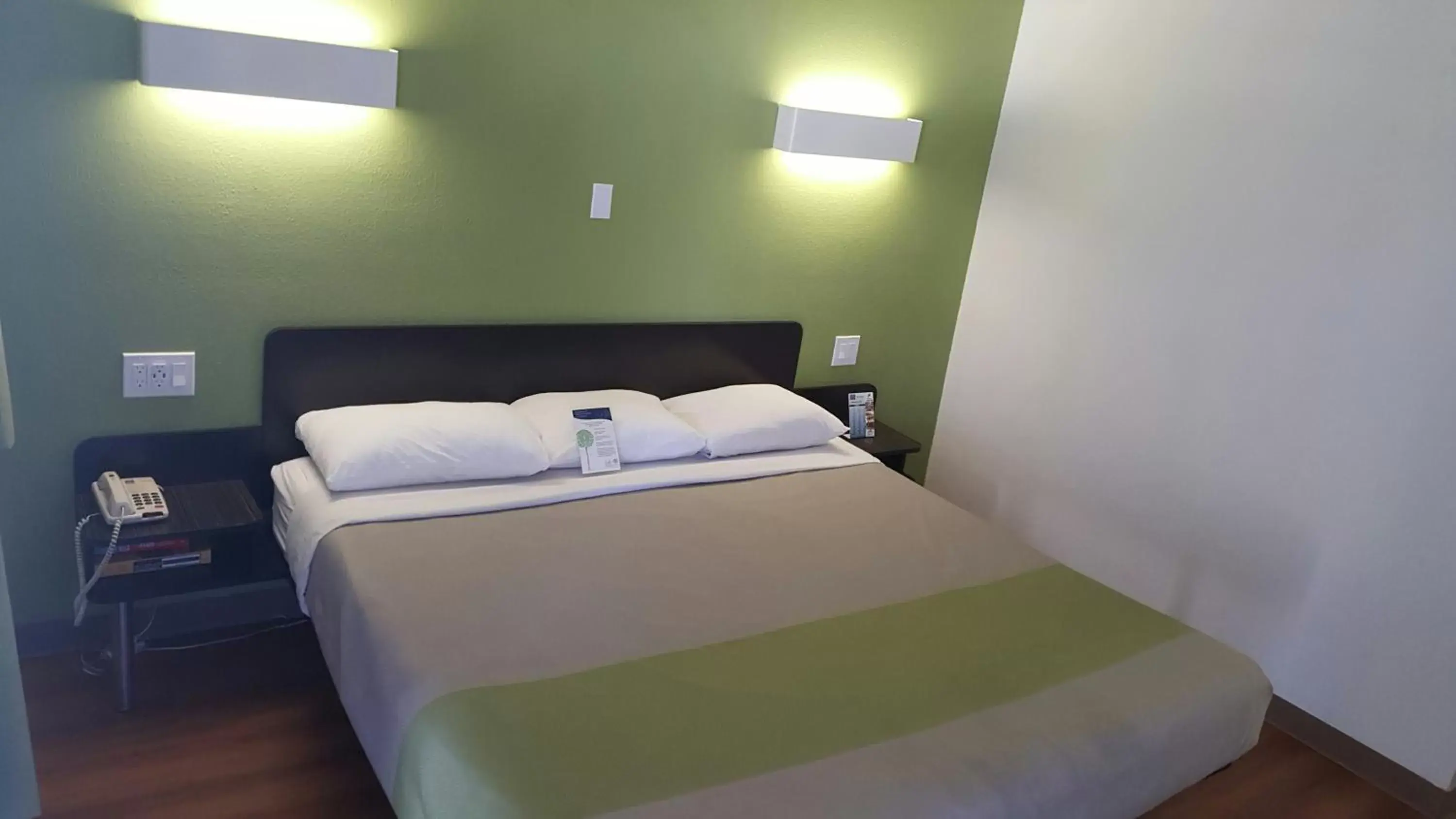 Bed in Motel 6-El Paso, TX - West