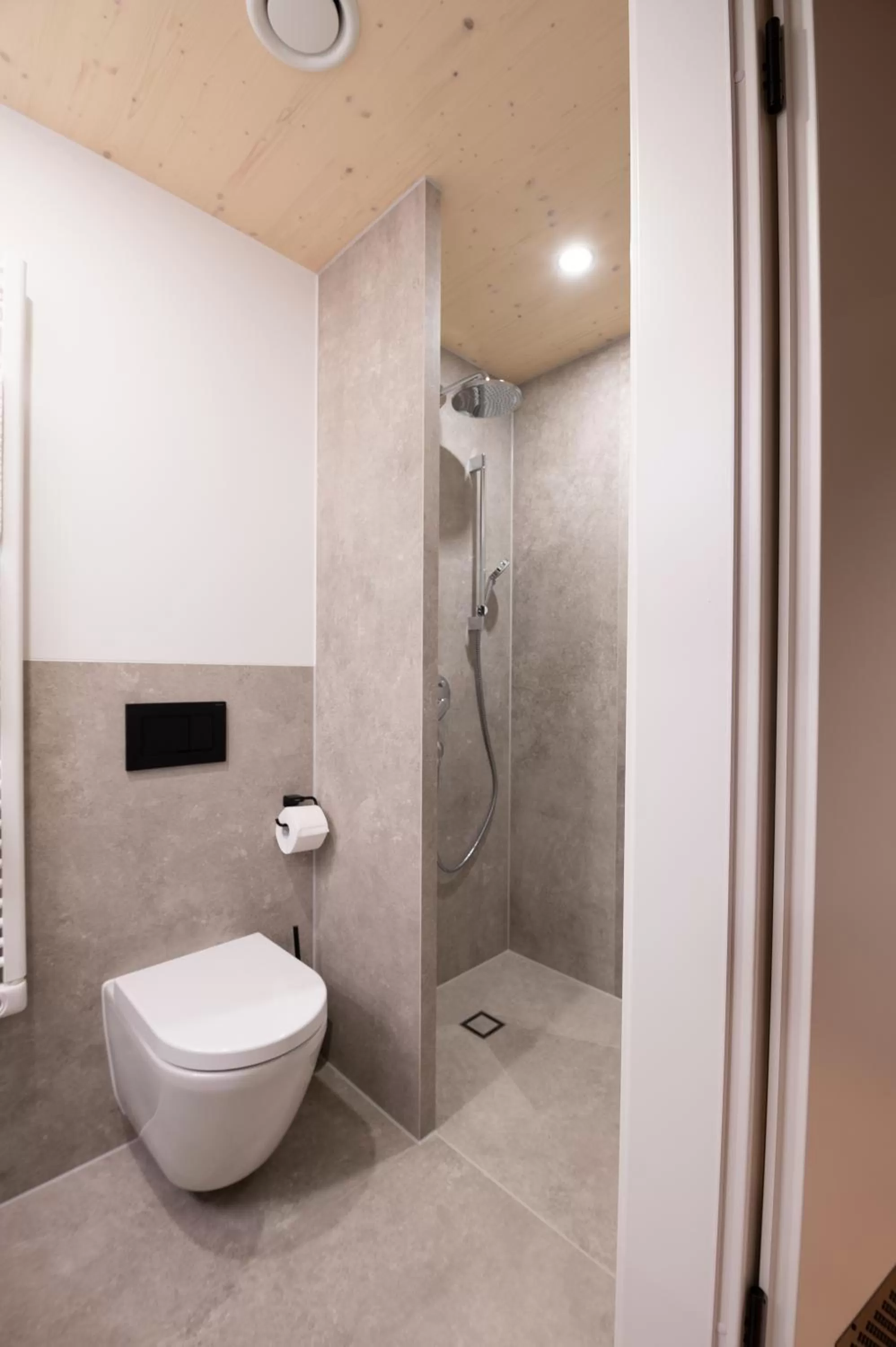 Shower in LANDHOTEL ALTE ZOLLSTATION- Historical Building