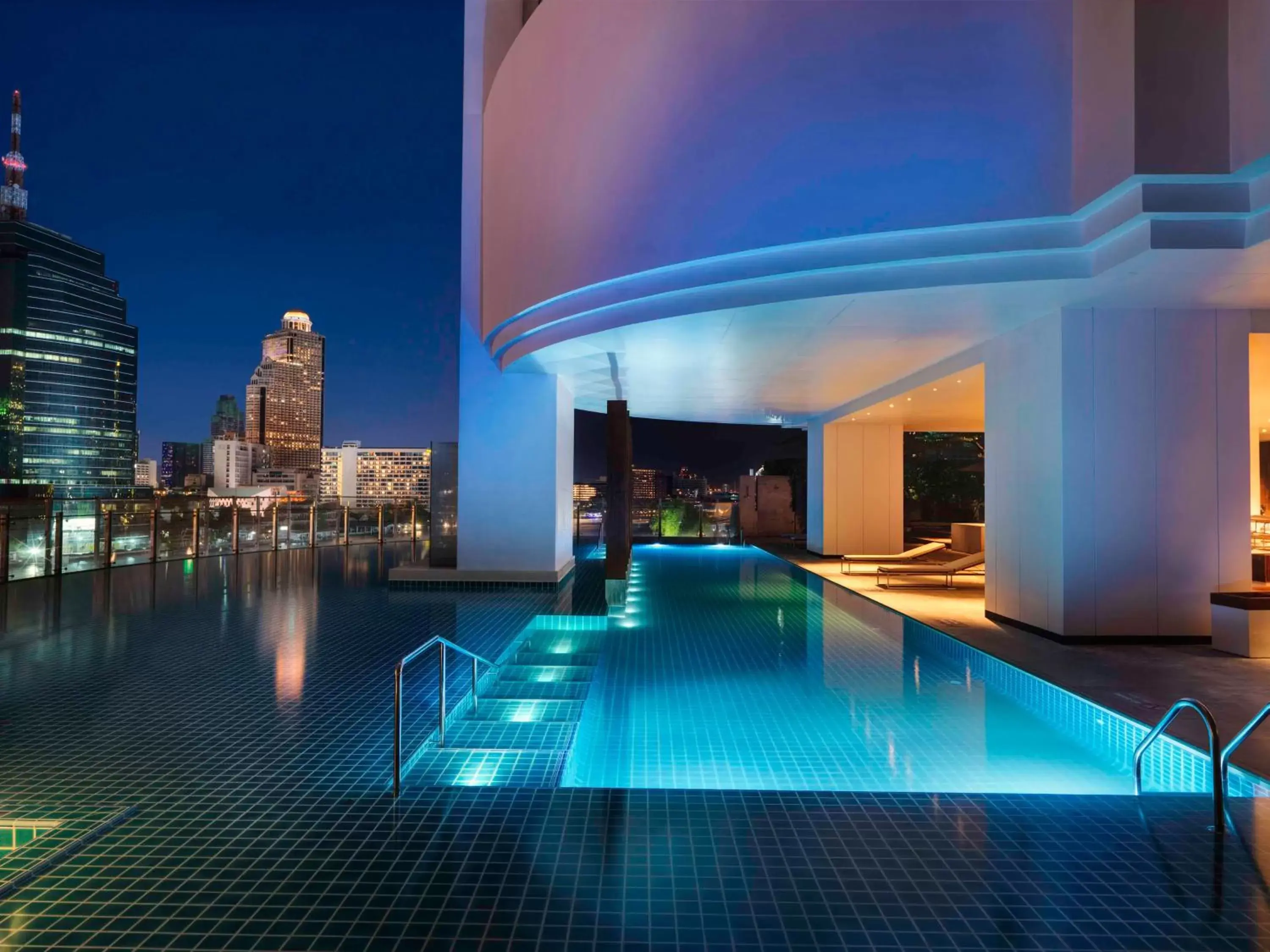Restaurant/places to eat, Swimming Pool in Millennium Hilton Bangkok