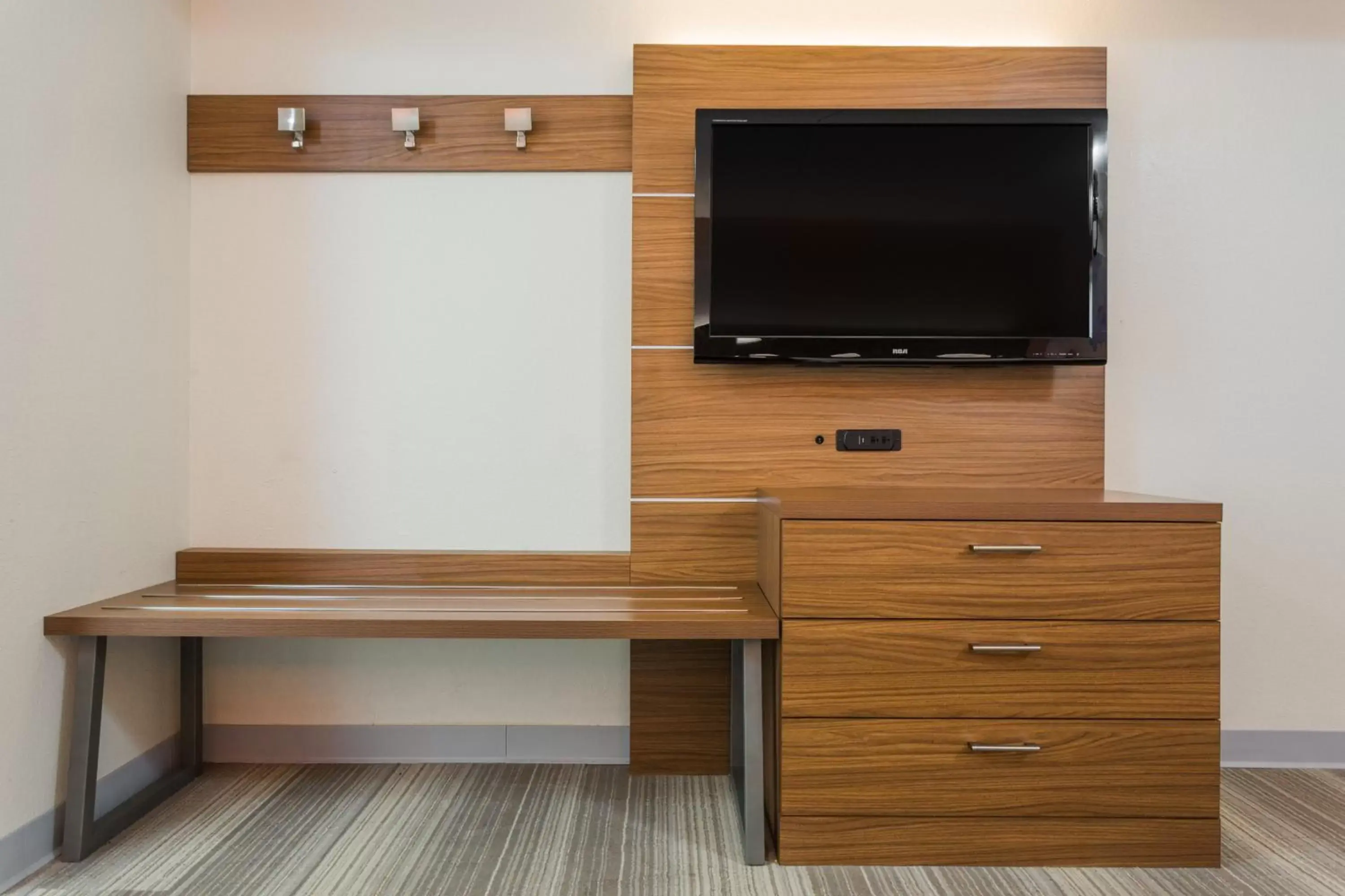 Photo of the whole room, TV/Entertainment Center in Holiday Inn Express Hotel and Suites Petersburg - Fort Lee, an IHG Hotel