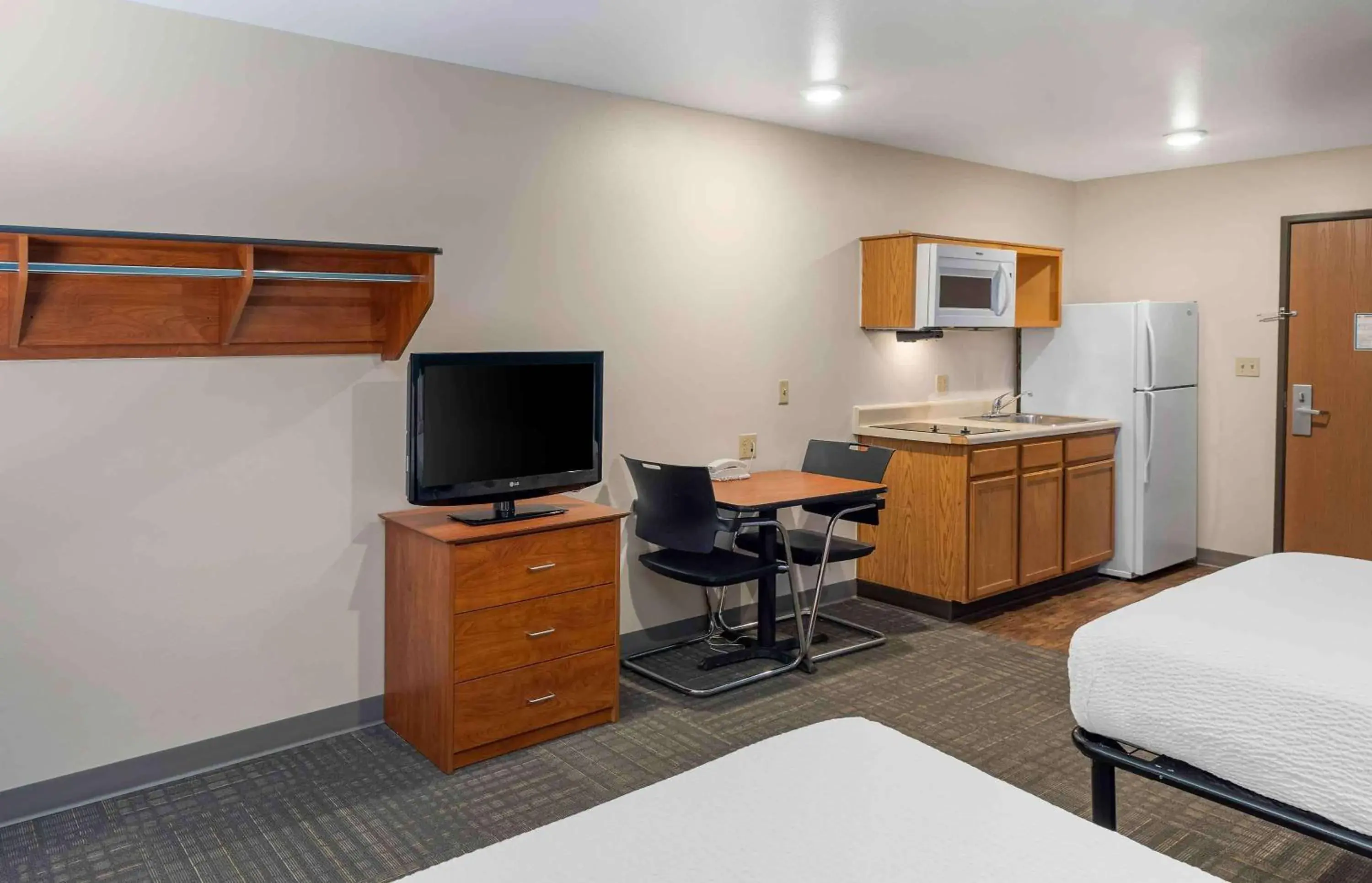 Bedroom, TV/Entertainment Center in Extended Stay America Select Suites - Loveland