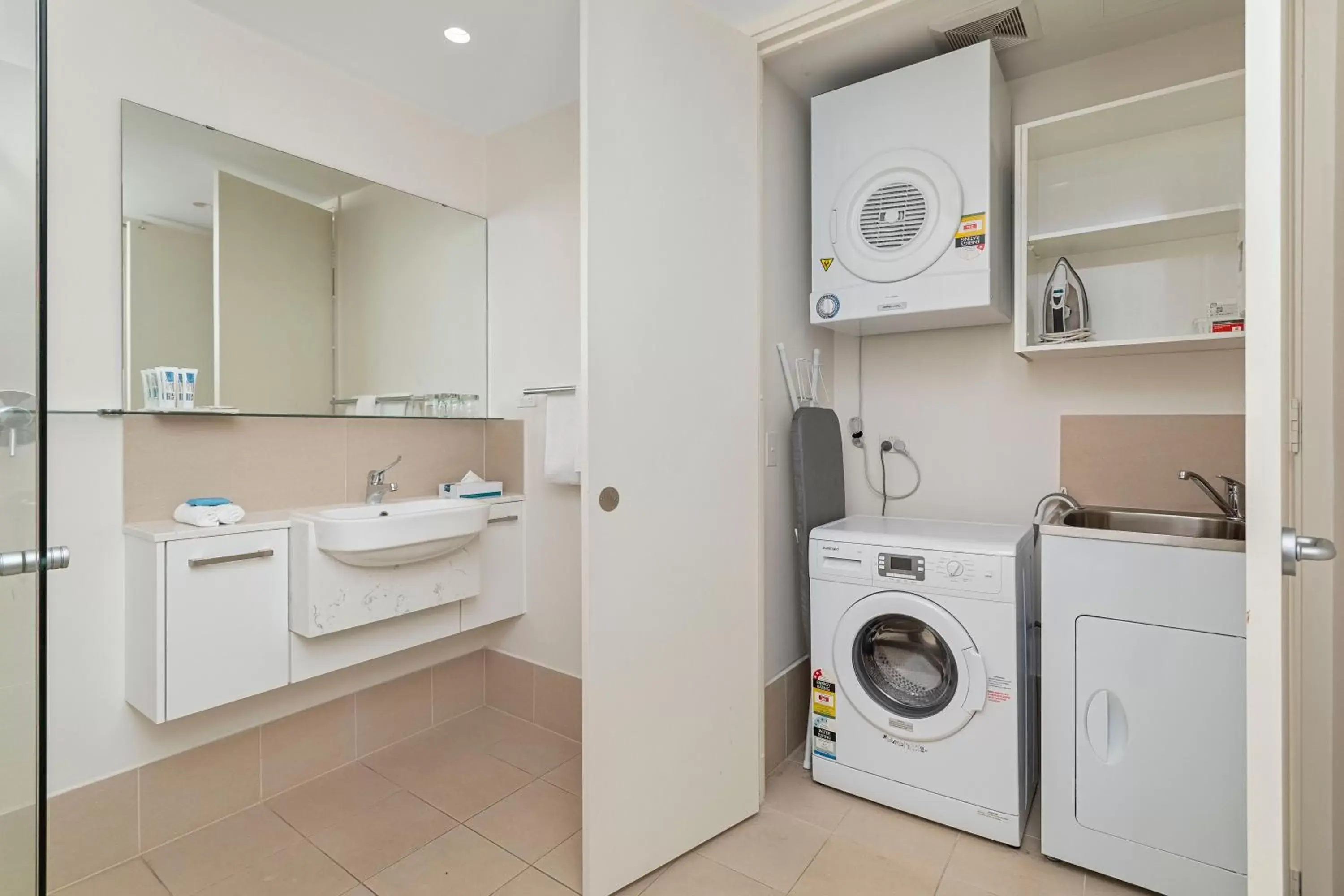 laundry, Kitchen/Kitchenette in Nautica Residences Fremantle