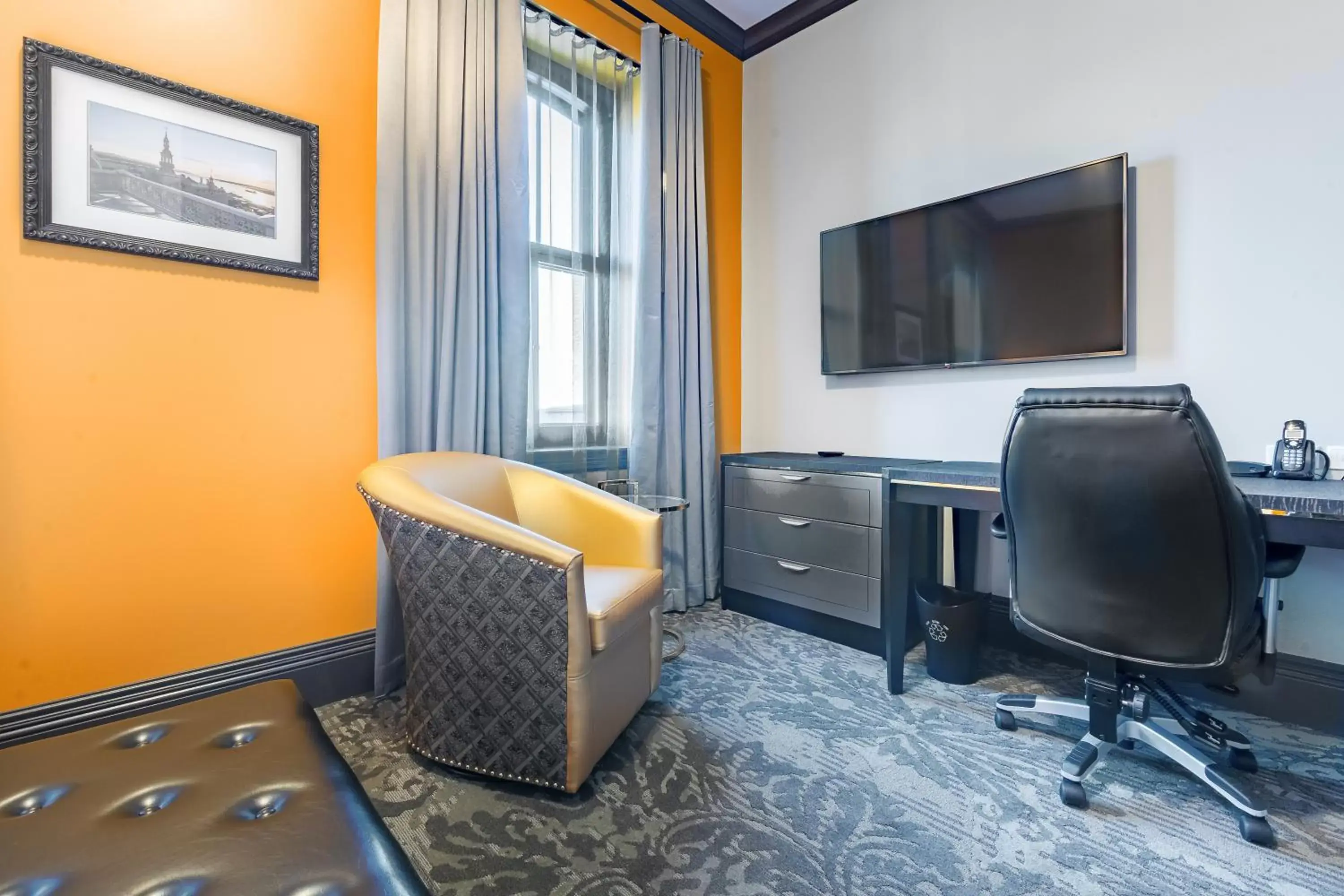 TV/Entertainment Center in Hotel Clarendon