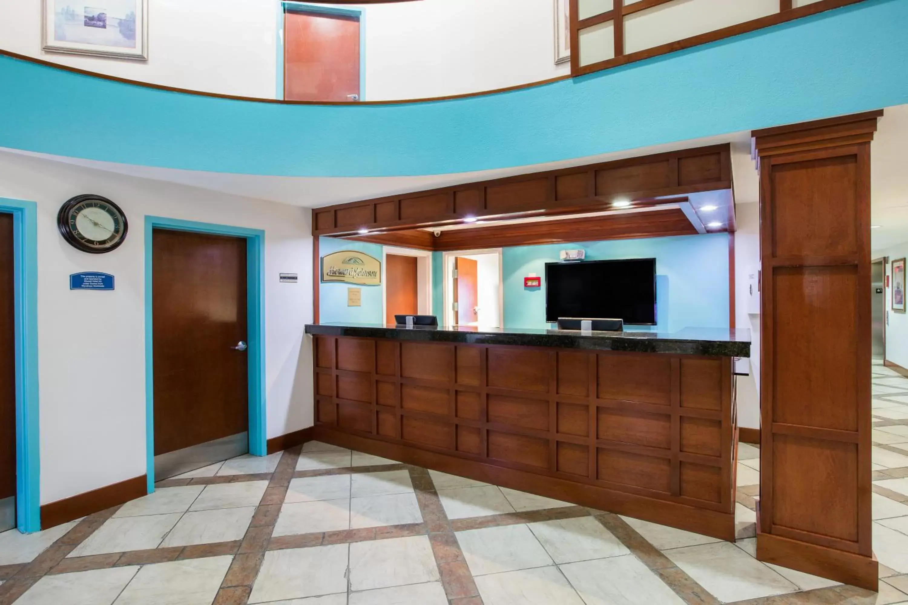 Lobby/Reception in Howard Johnson by Wyndham Evansville East