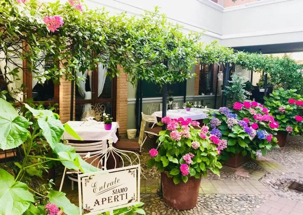 Restaurant/places to eat in Albergo Selvatico