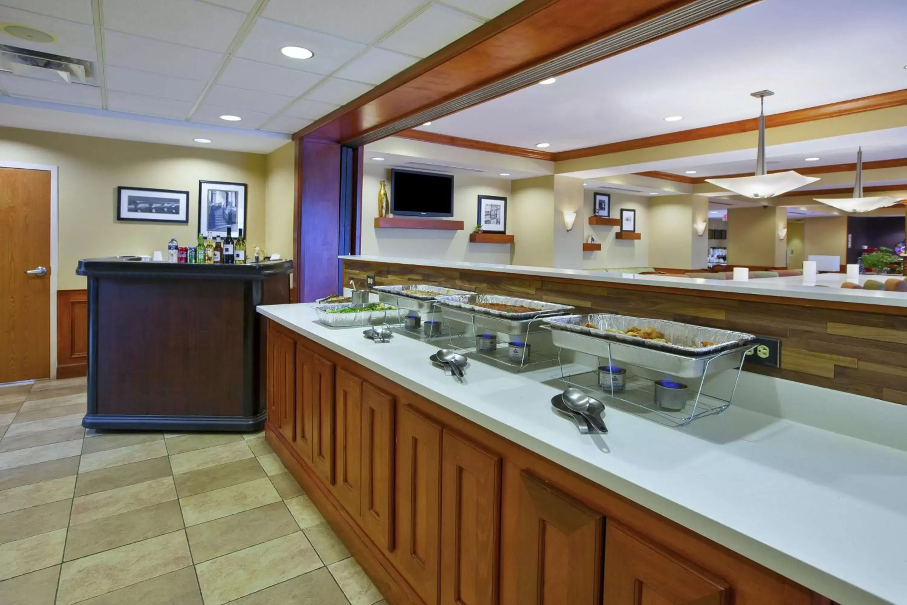 Dining area, Kitchen/Kitchenette in Hampton Inn Commerce/Novi