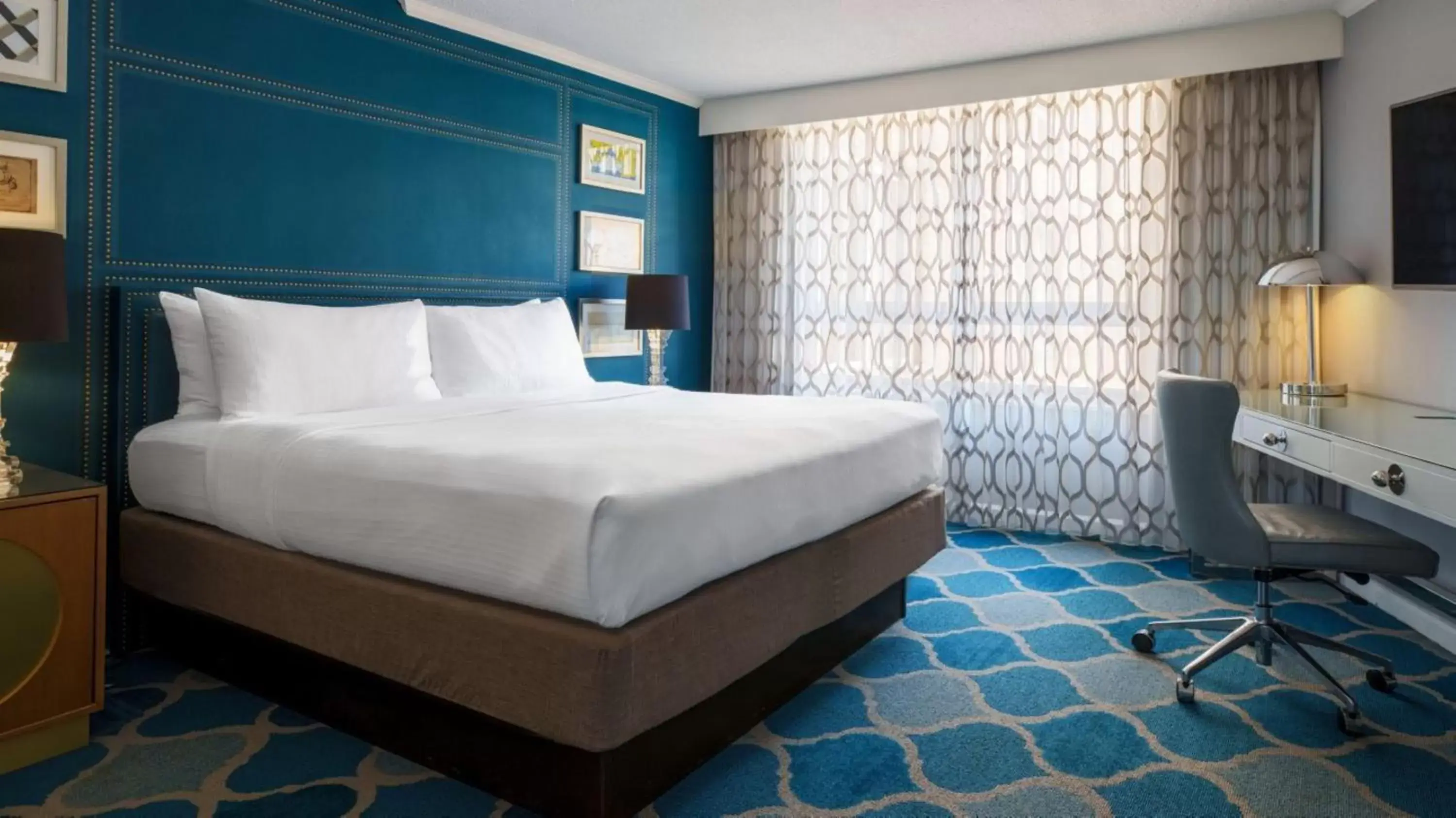 Bed in The Ven at Embassy Row, Washington, D.C., a Tribute Portfolio Hotel Bed in The Ven at Embassy Row, Washington, D.C., a Tribute Portfolio Hotel