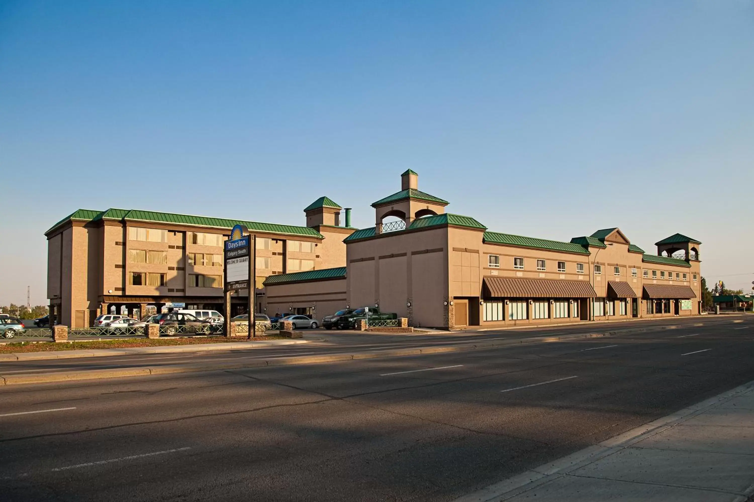 Property Building in Days Inn by Wyndham Calgary South