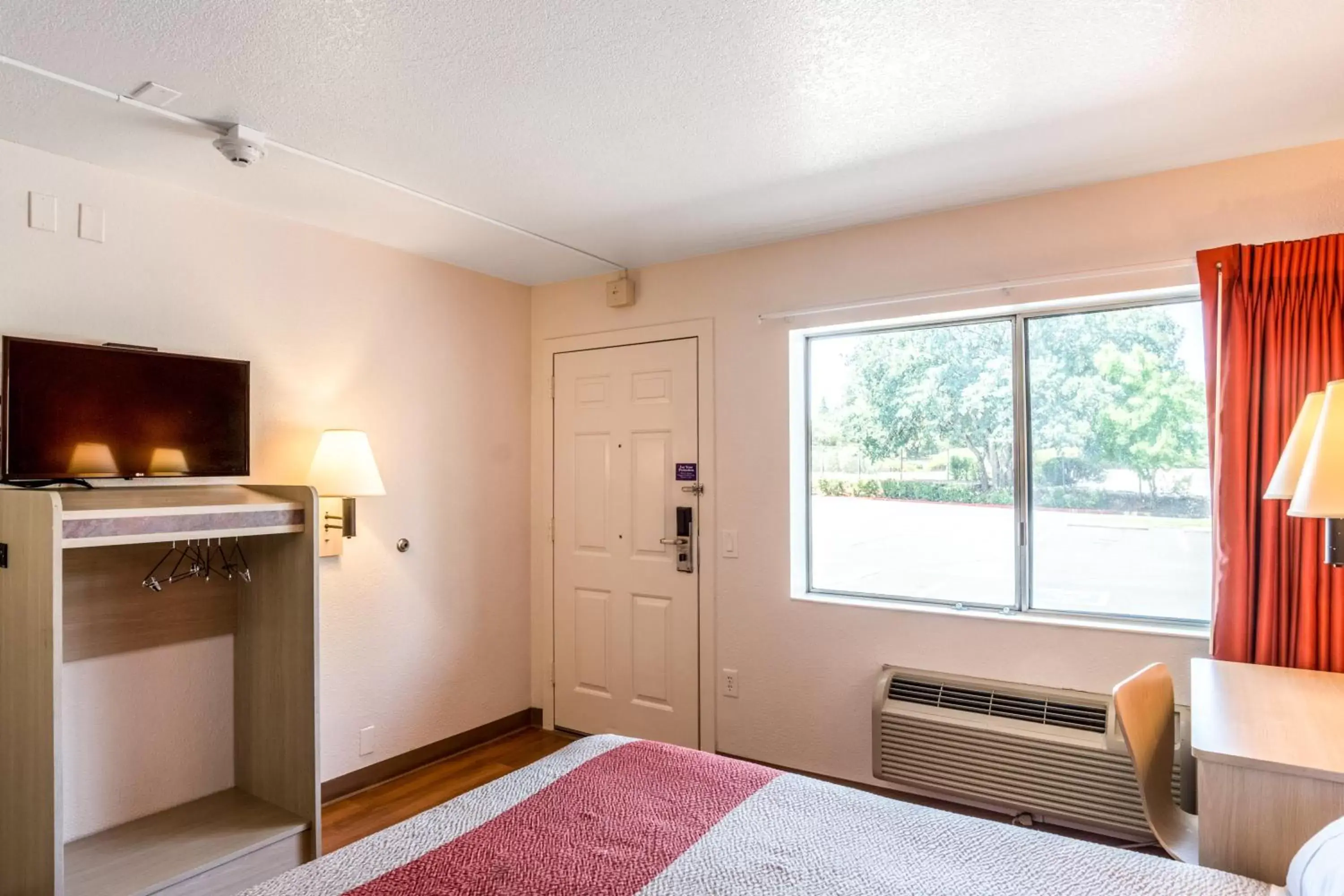 Bedroom, TV/Entertainment Center in Motel 6-Redding, CA - Central