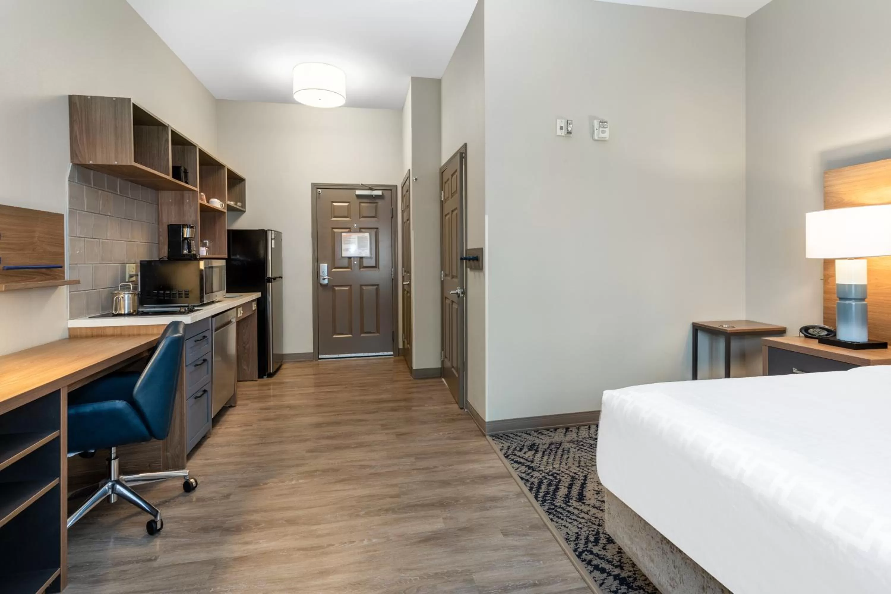 Kitchen or kitchenette, Bed in Candlewood Suites Grand Junction by IHG