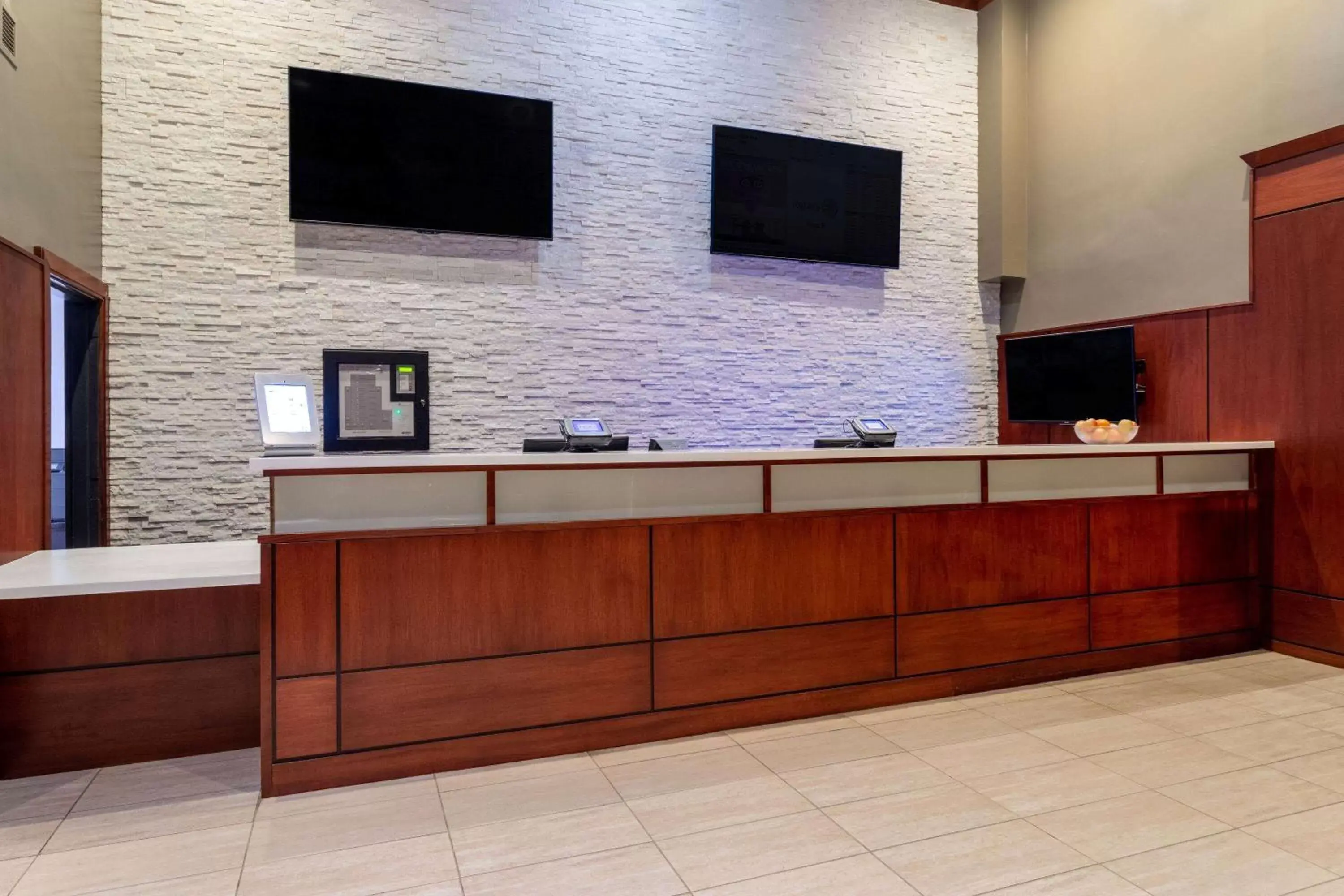 Lobby or reception, Kitchen/Kitchenette in Ramada by Wyndham Northern Grand Hotel & Conference Centre