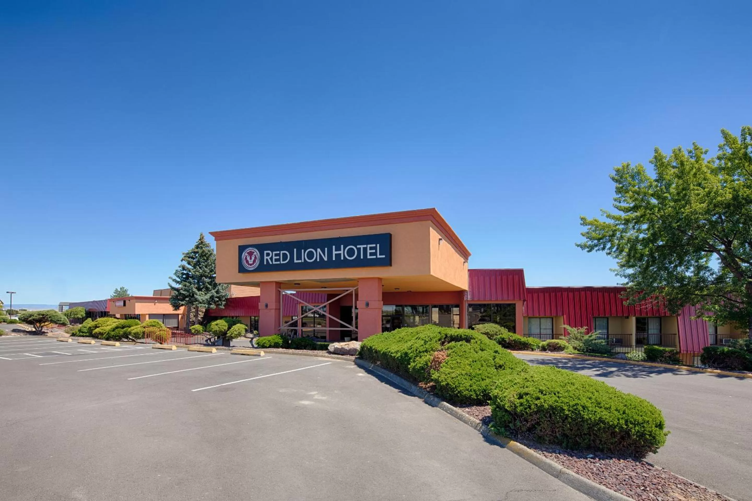 Property building in Red Lion Hotel Pendleton