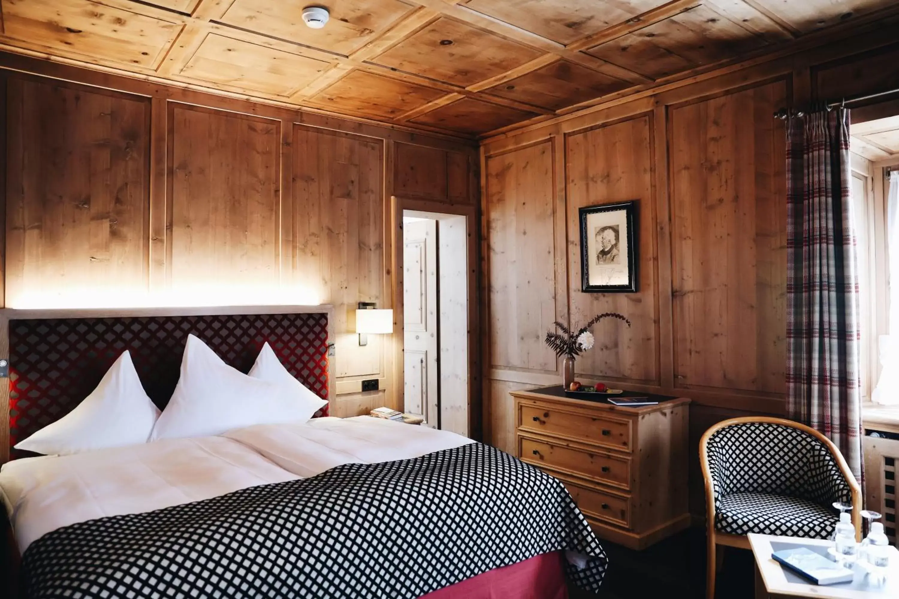 Bedroom, Bed in Hotel Steinbock Pontresina