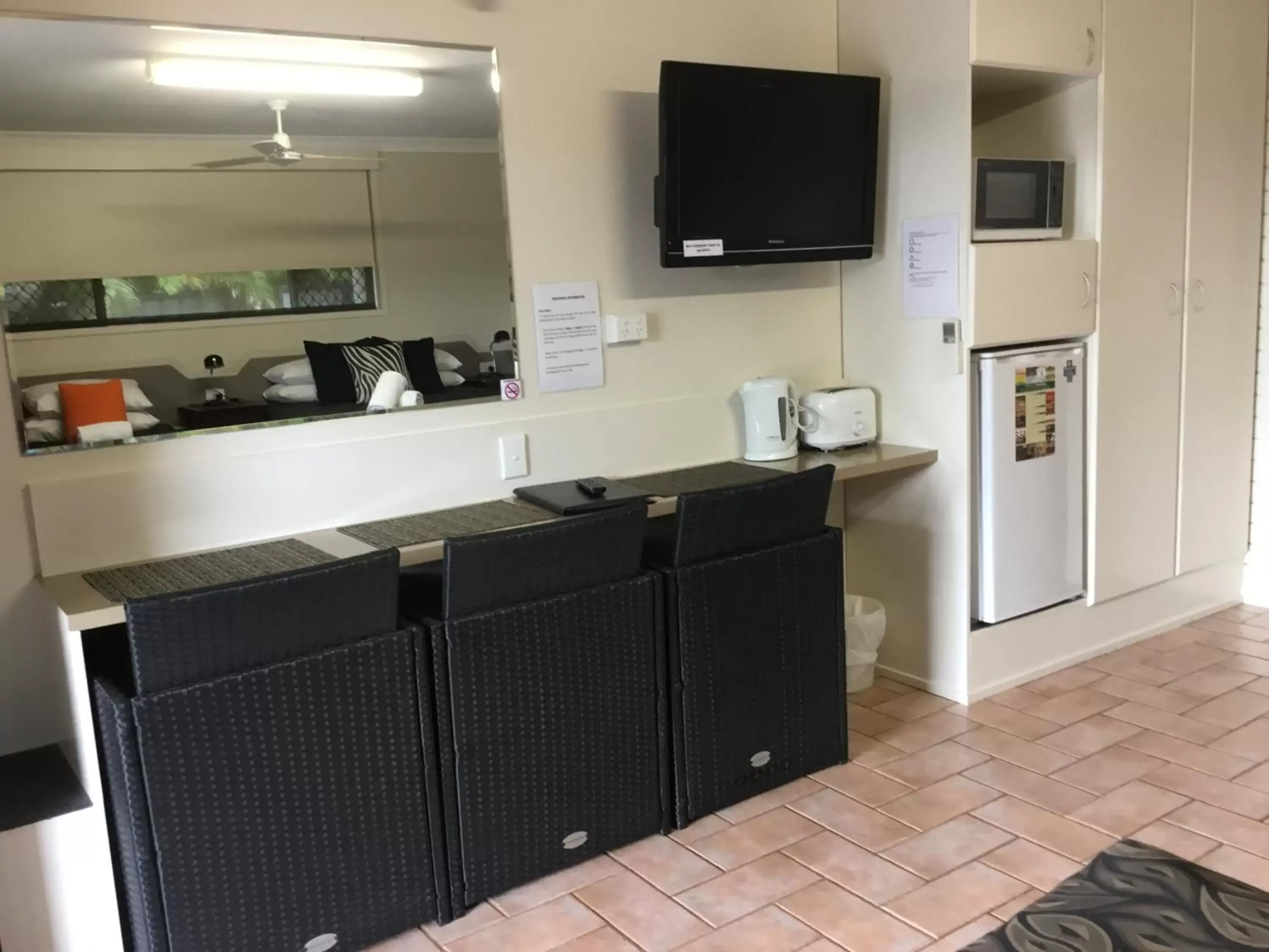 Coffee/tea facilities, TV/Entertainment Center in Golden Palms Motor Inn