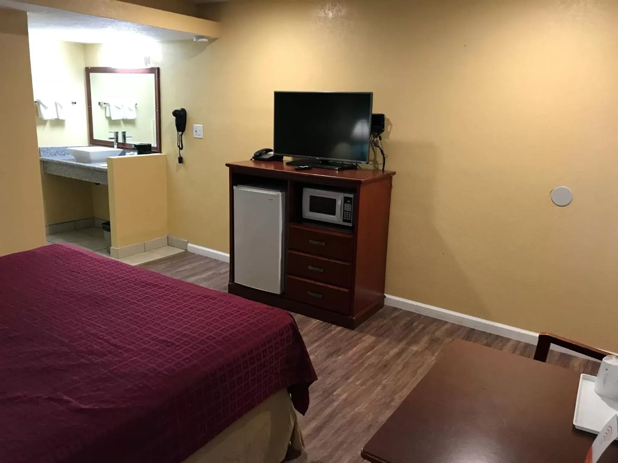 Bedroom, TV/Entertainment Center in Travelodge by Wyndham San Diego SeaWorld