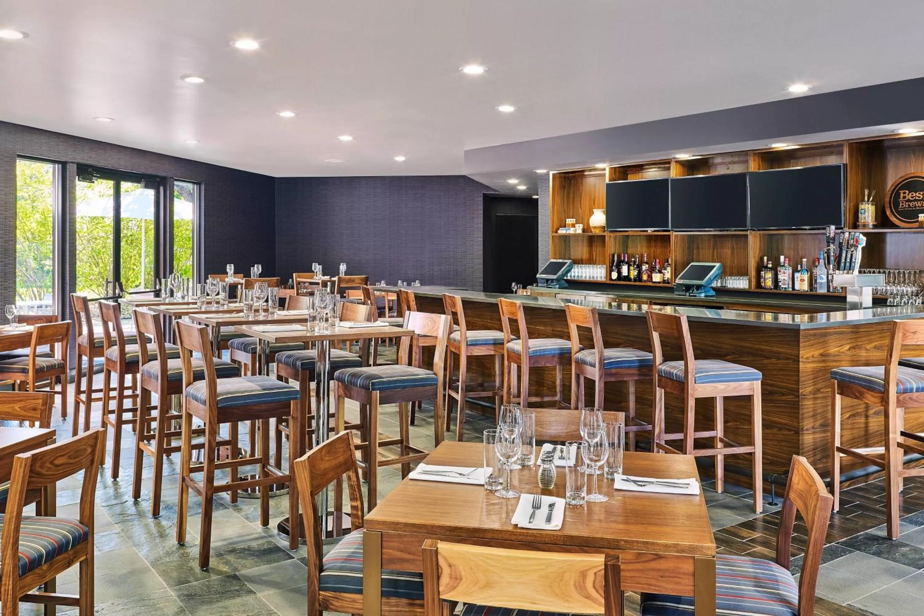 Lounge or bar in Four Points by Sheraton Salt Lake City Airport