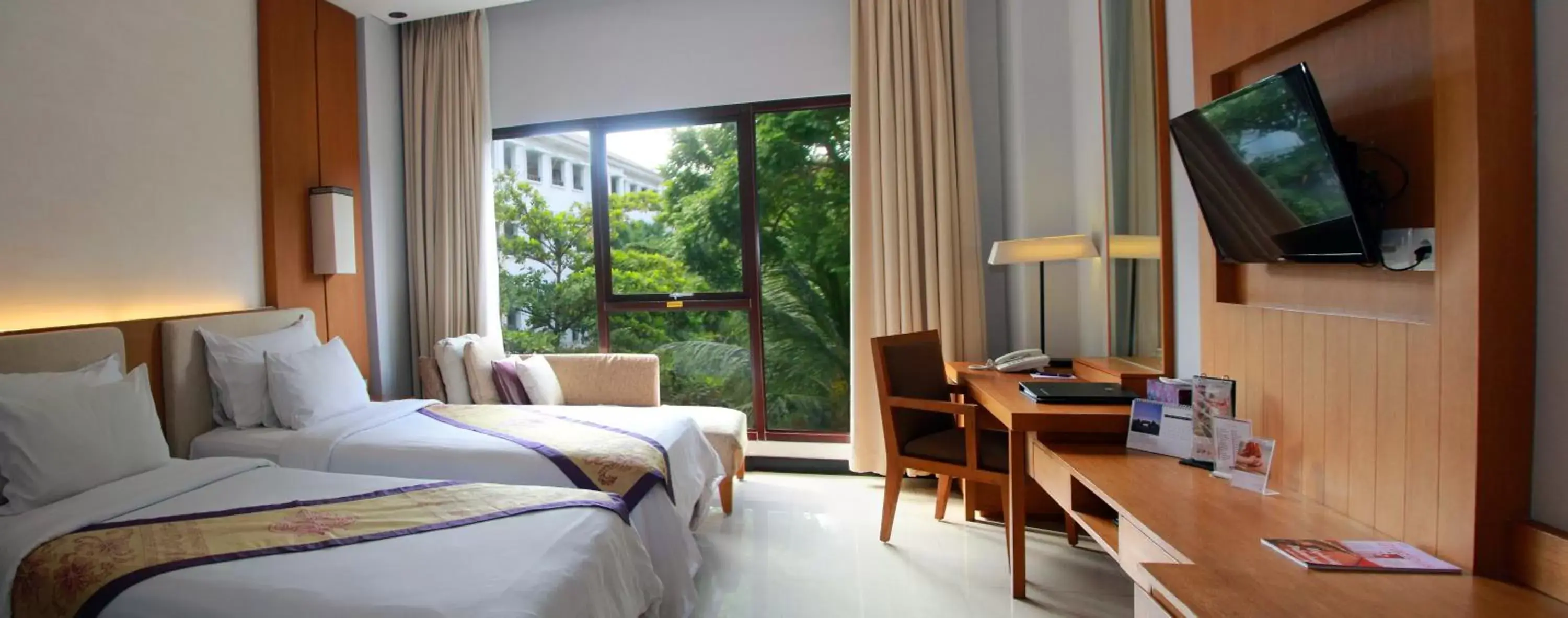 Bedroom, TV/Entertainment Center in Grand Inna Kuta