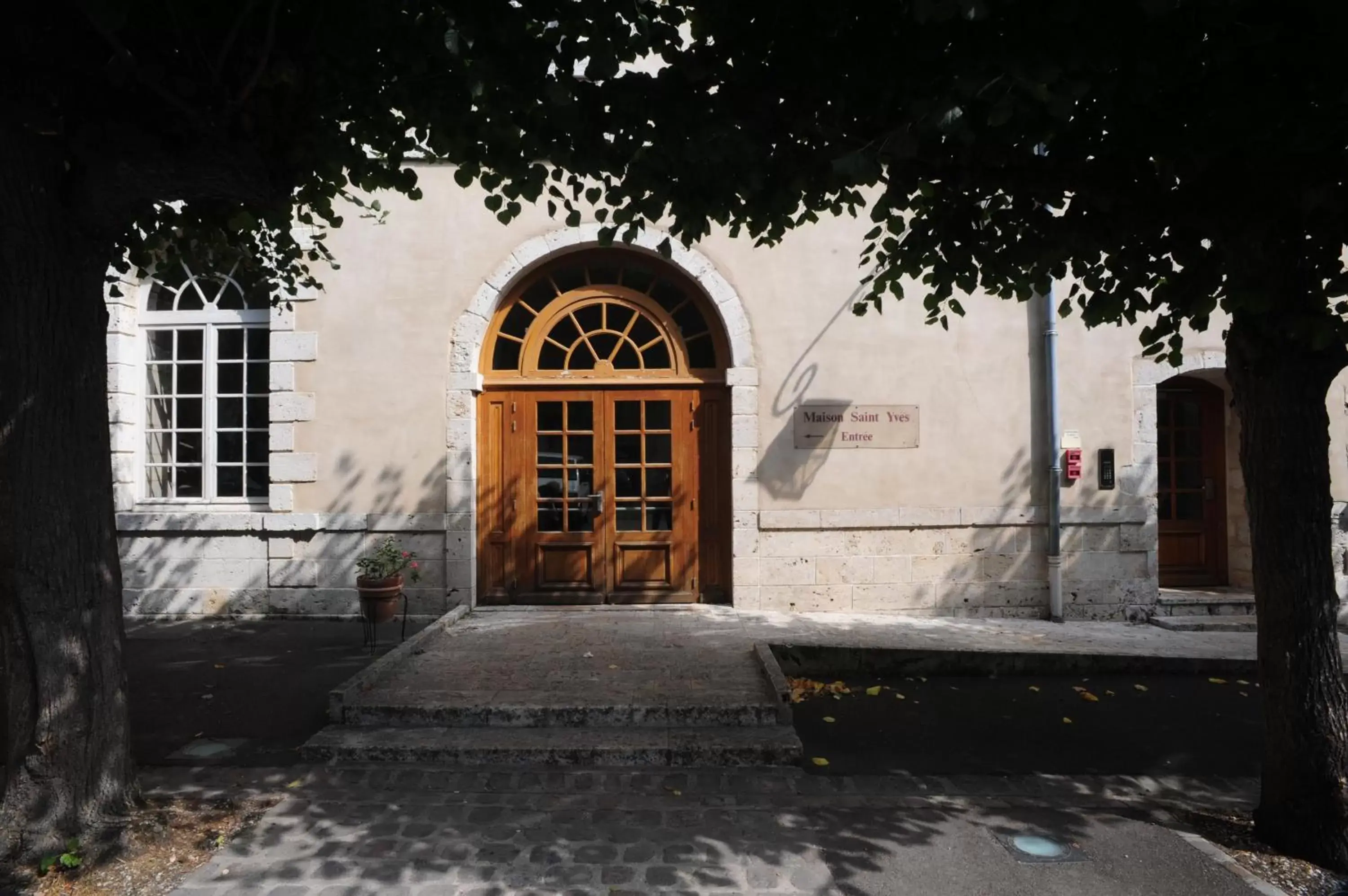 Facade/entrance in Hôtellerie Saint Yves