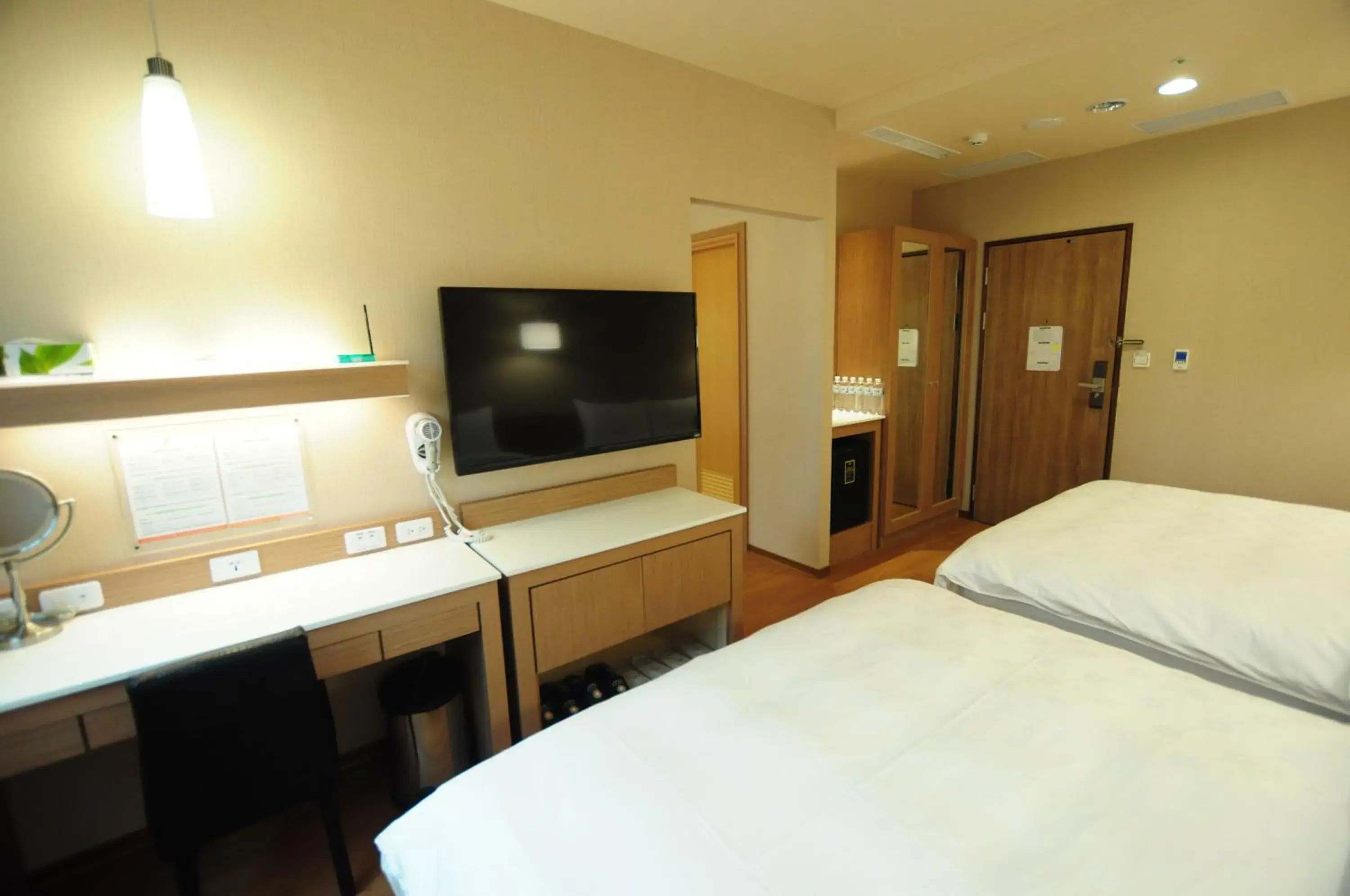 Bed, TV/Entertainment Center in Kindness Hotel - Kaohsiung Main Station