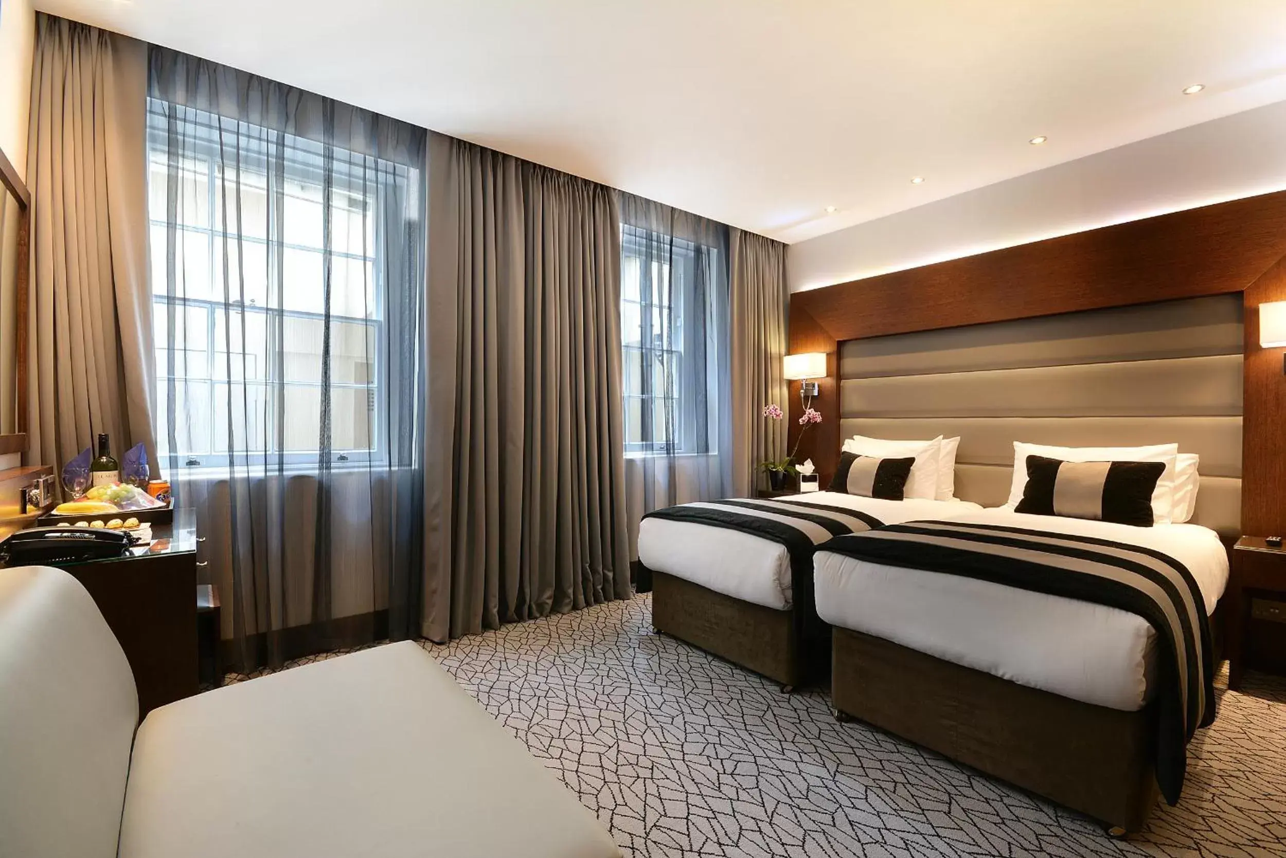Photo of the whole room, Bed in Park Grand London Lancaster Gate