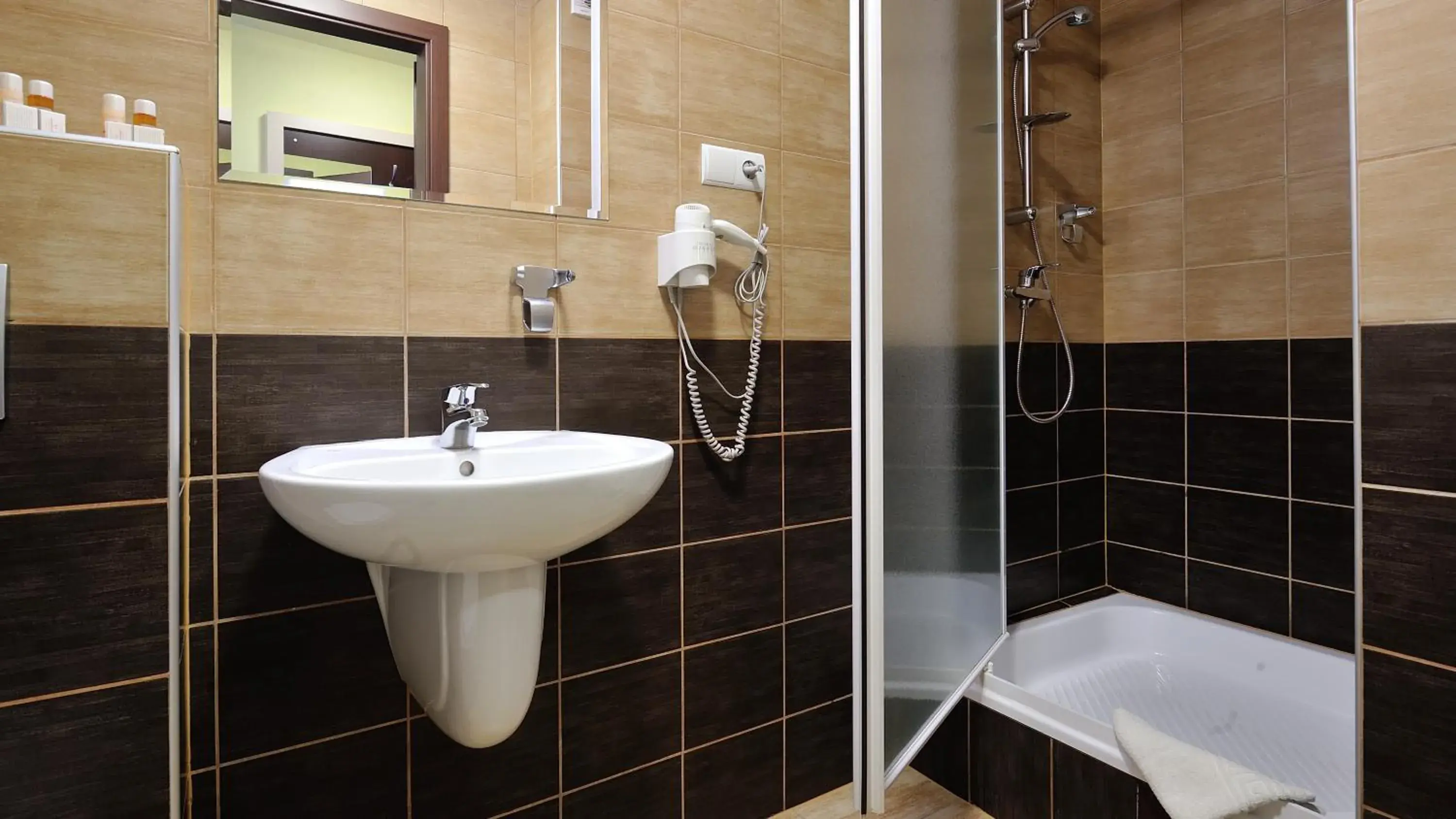 Shower, Bathroom in Hotel Diament Spodek