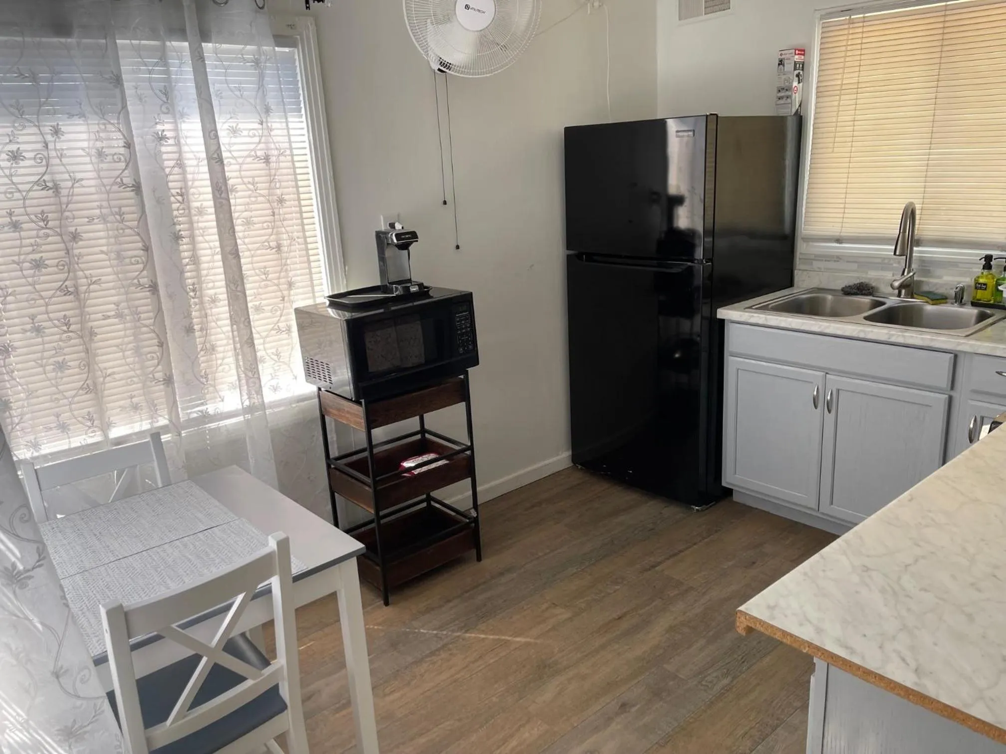 Kitchen or kitchenette in Americas Best Value Inn Royal Carriage