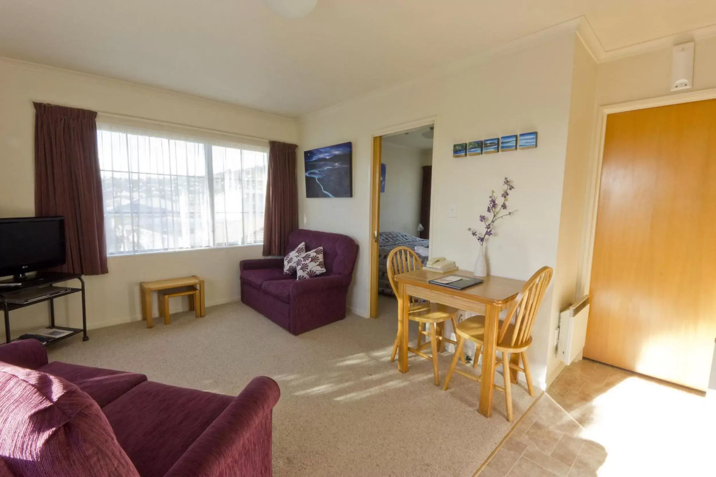 Living room, Seating Area in Arrow Motel Apartments