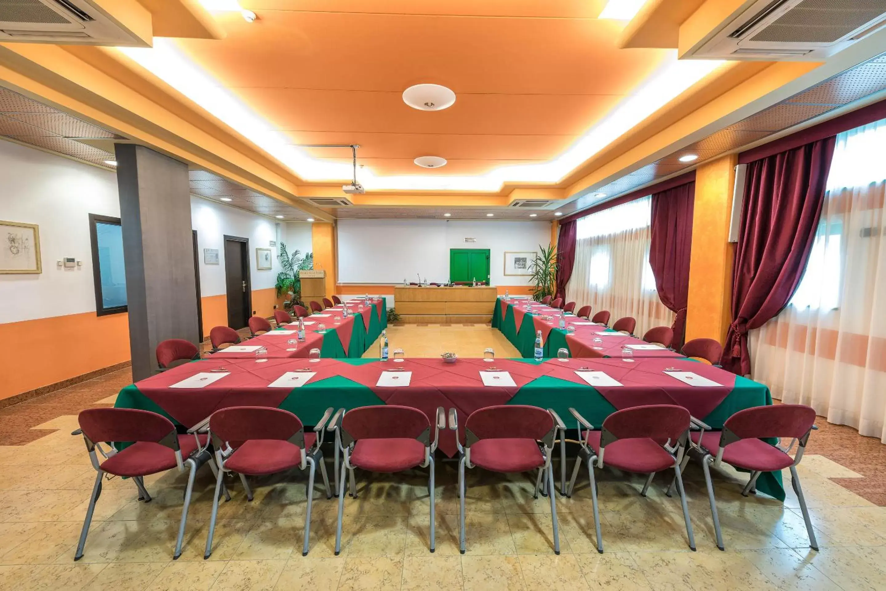 Meeting/conference room in West Point Airport Hotel