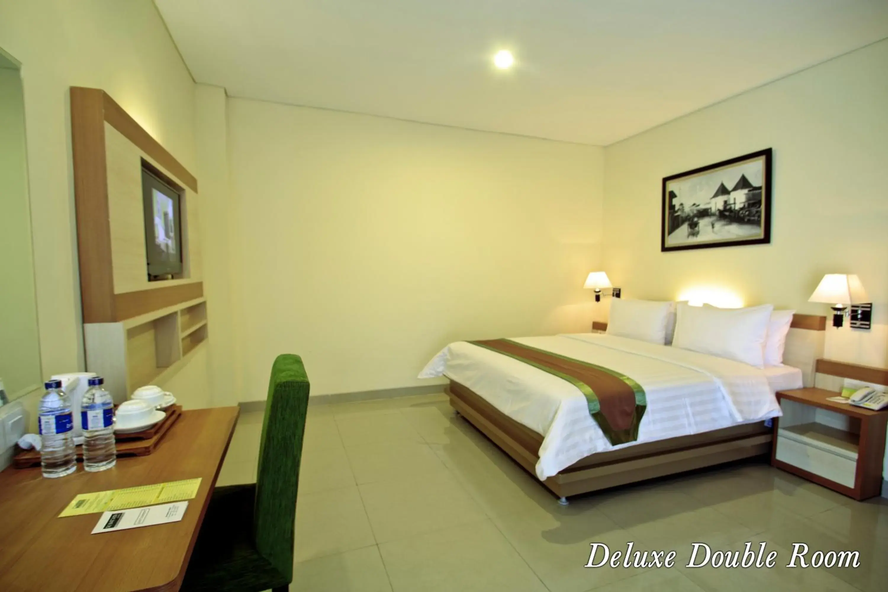 Photo of the whole room, Bed in De Batara Hotel