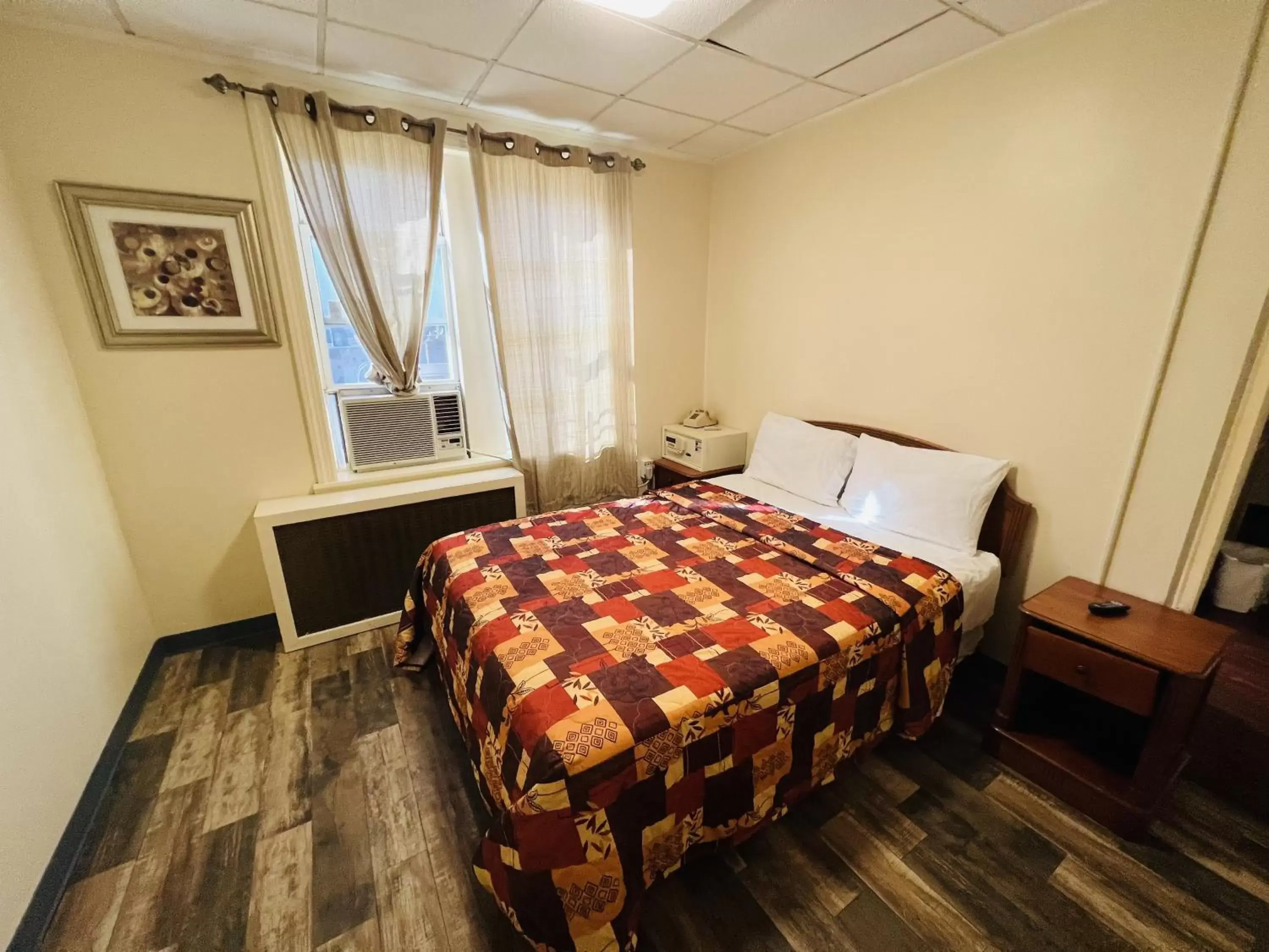 Photo of the whole room, Bed in Haiban Inn Jersey City