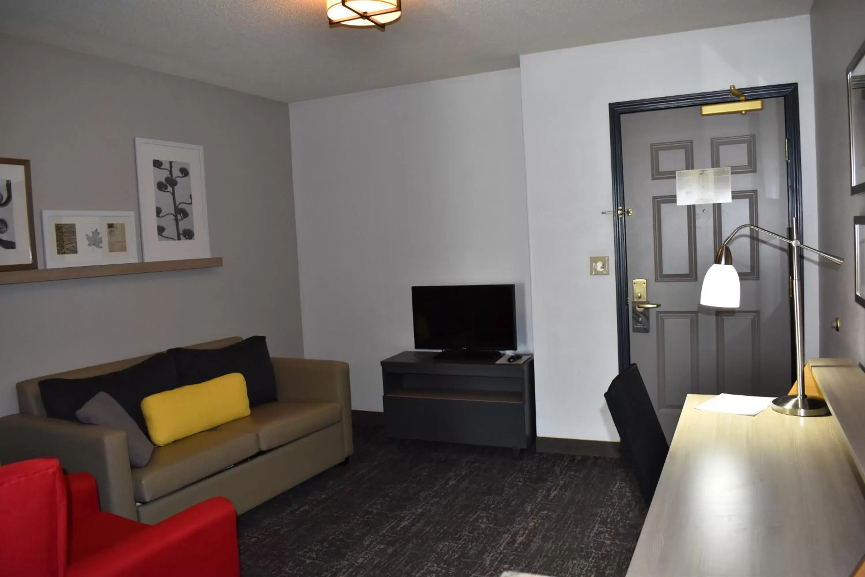 Living room, Seating Area in Country Inn & Suites by Radisson, Hagerstown, MD