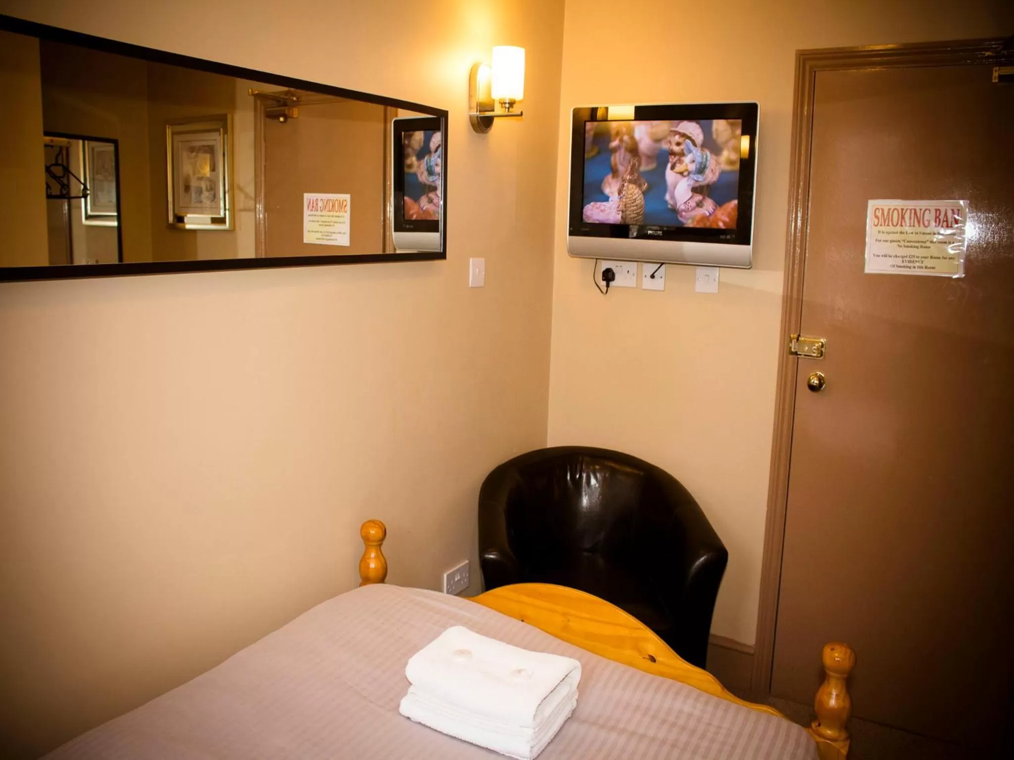 Photo of the whole room, Bed in Cricklewood Lodge Hotel