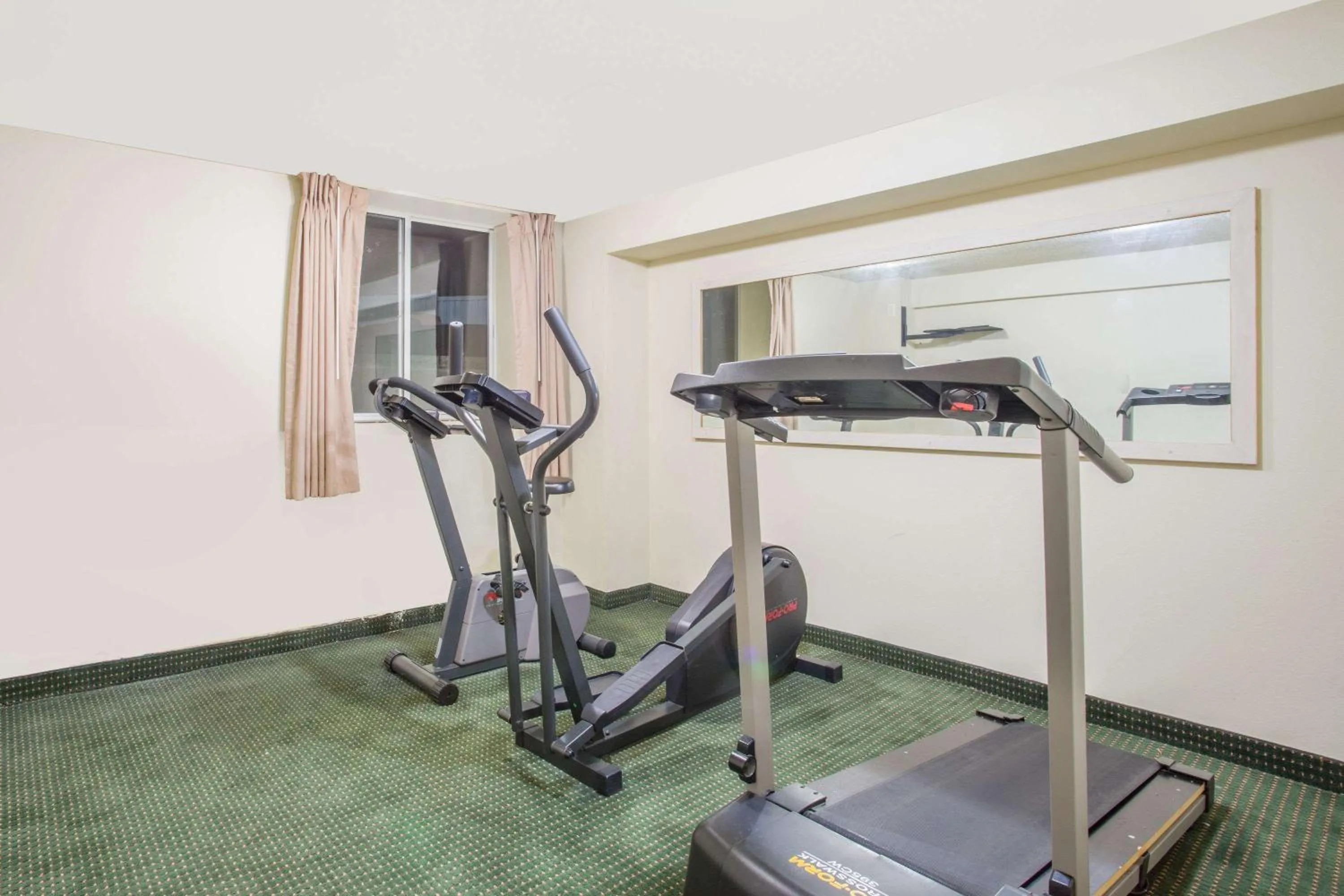 Fitness centre/facilities in Days Inn by Wyndham Custer