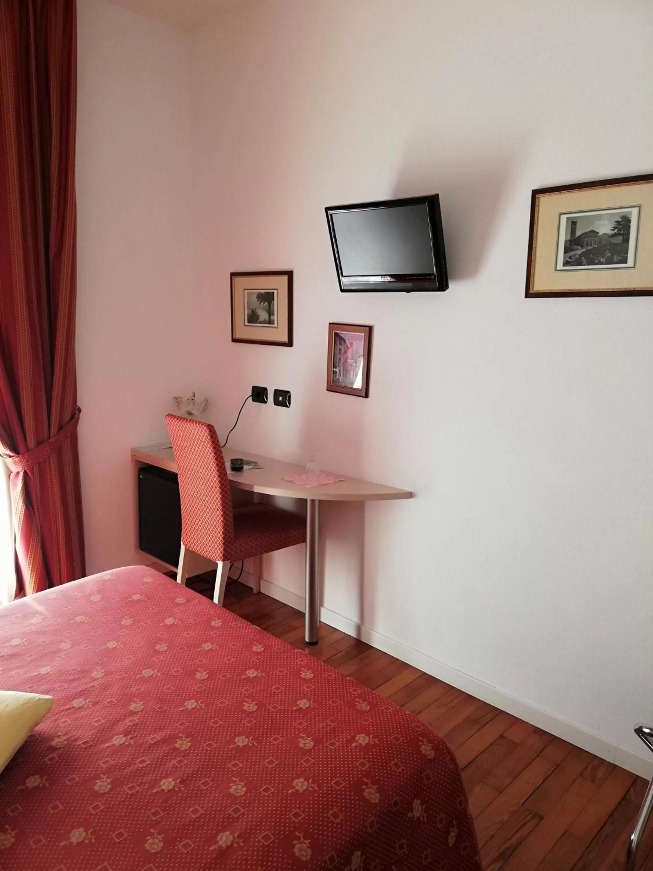 Photo of the whole room, Bed in Hotel Fioroni