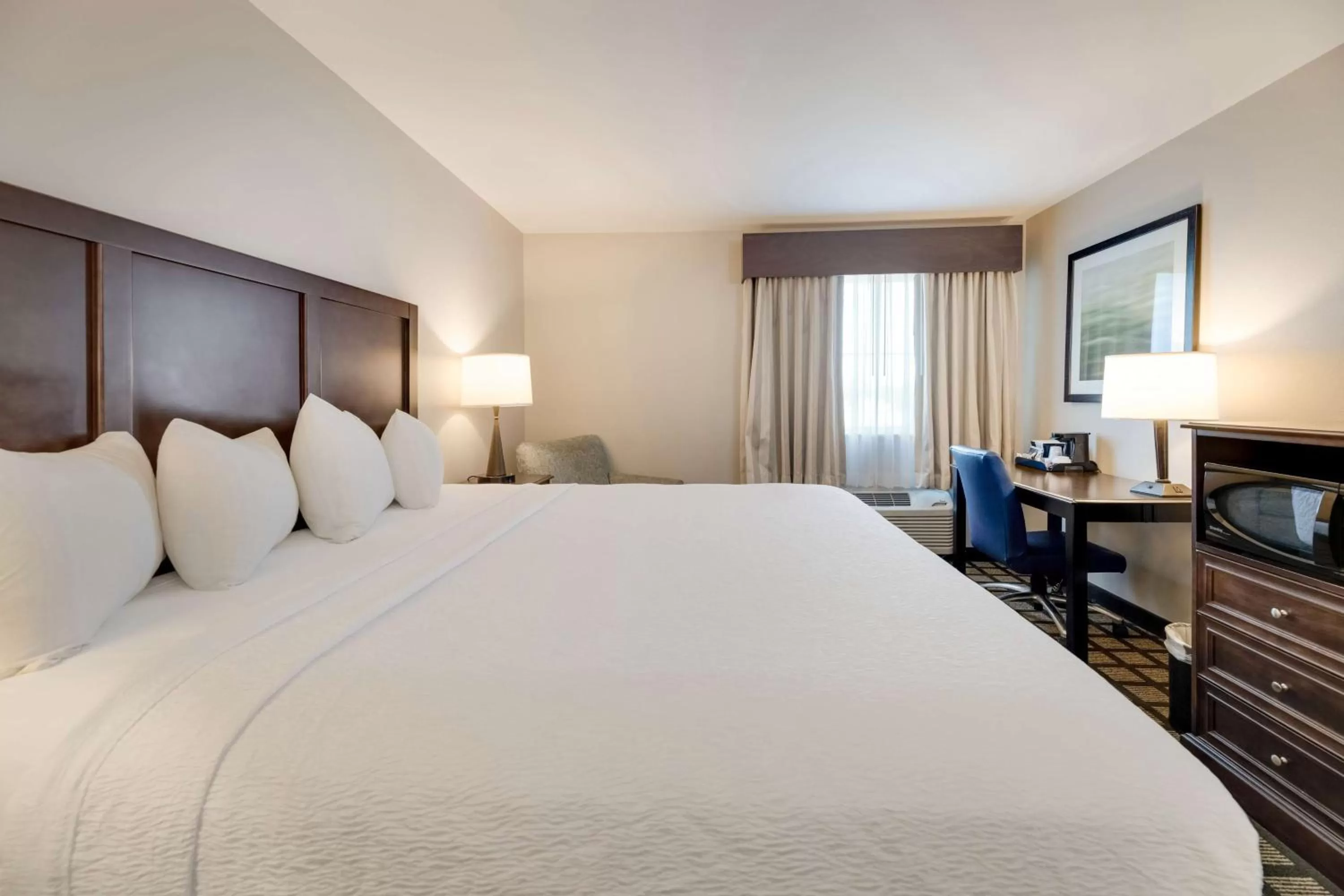 Bedroom, Bed in Best Western North Bryant Inn