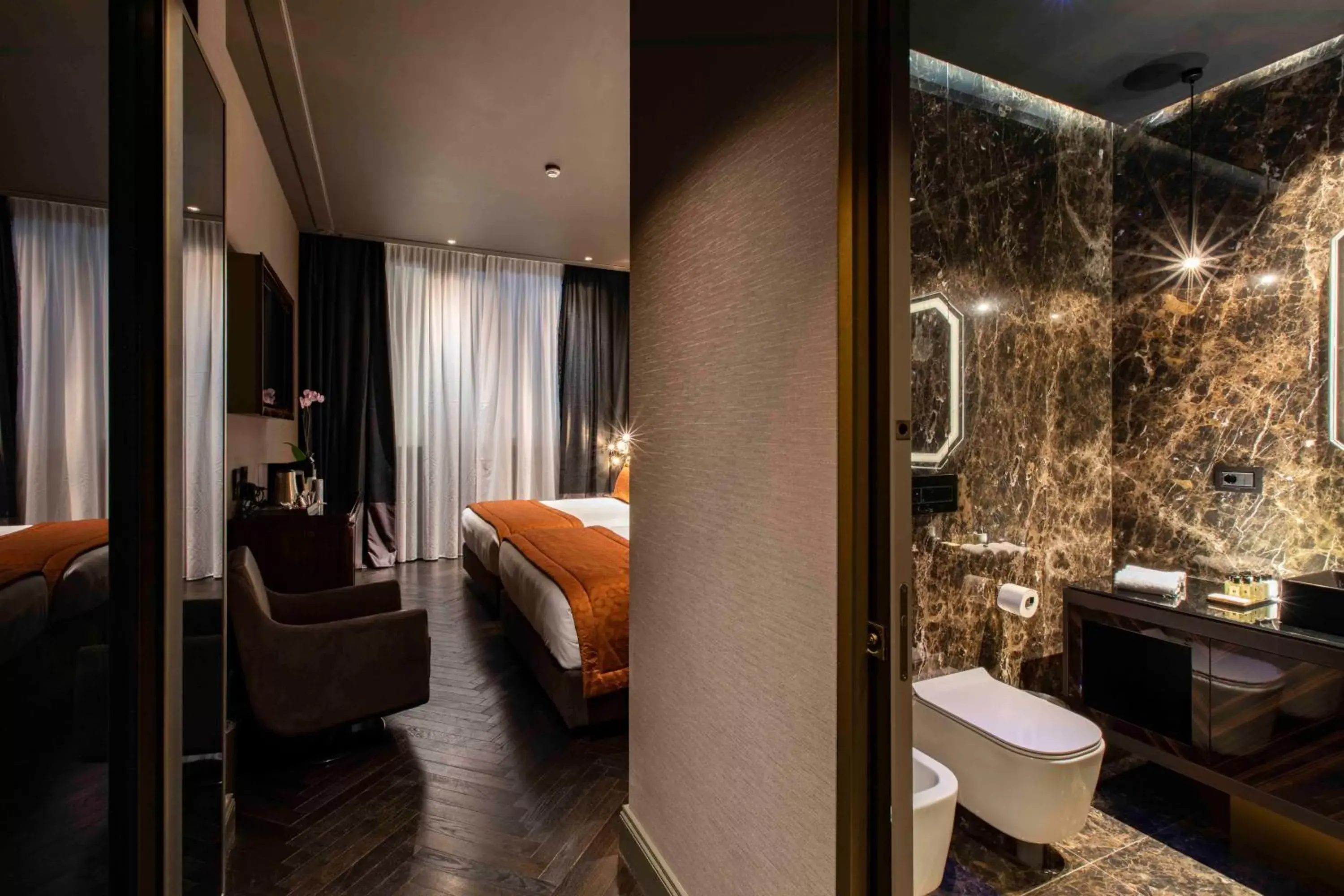 Bed, Bathroom in U-Visionary Roma Hotel