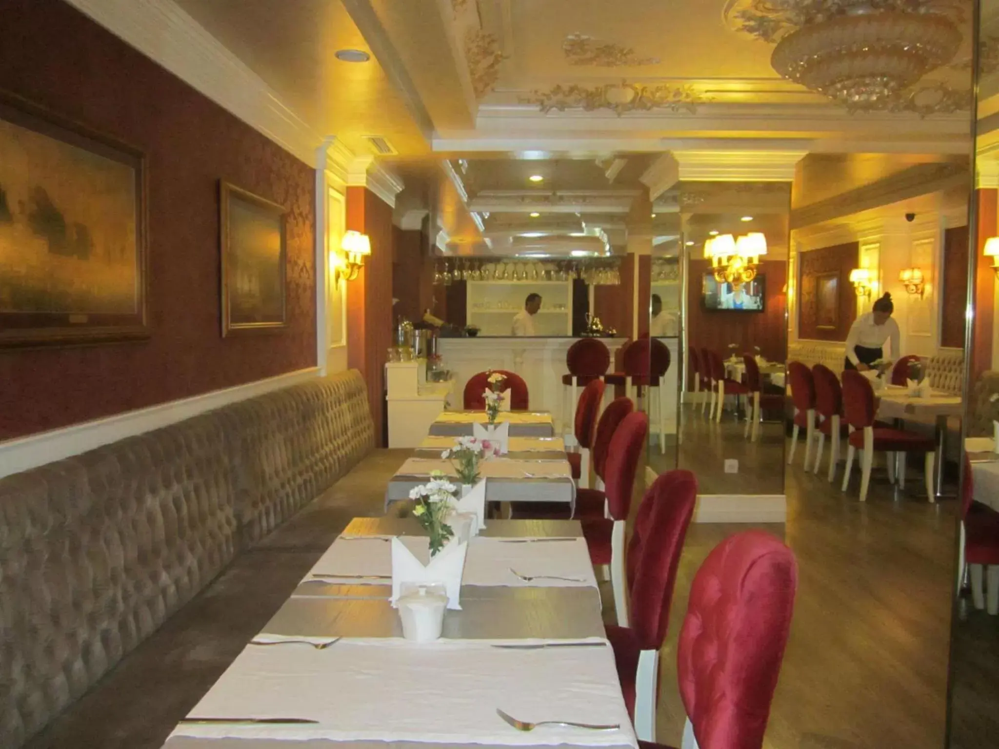 Restaurant/Places to Eat in Hotel Perula