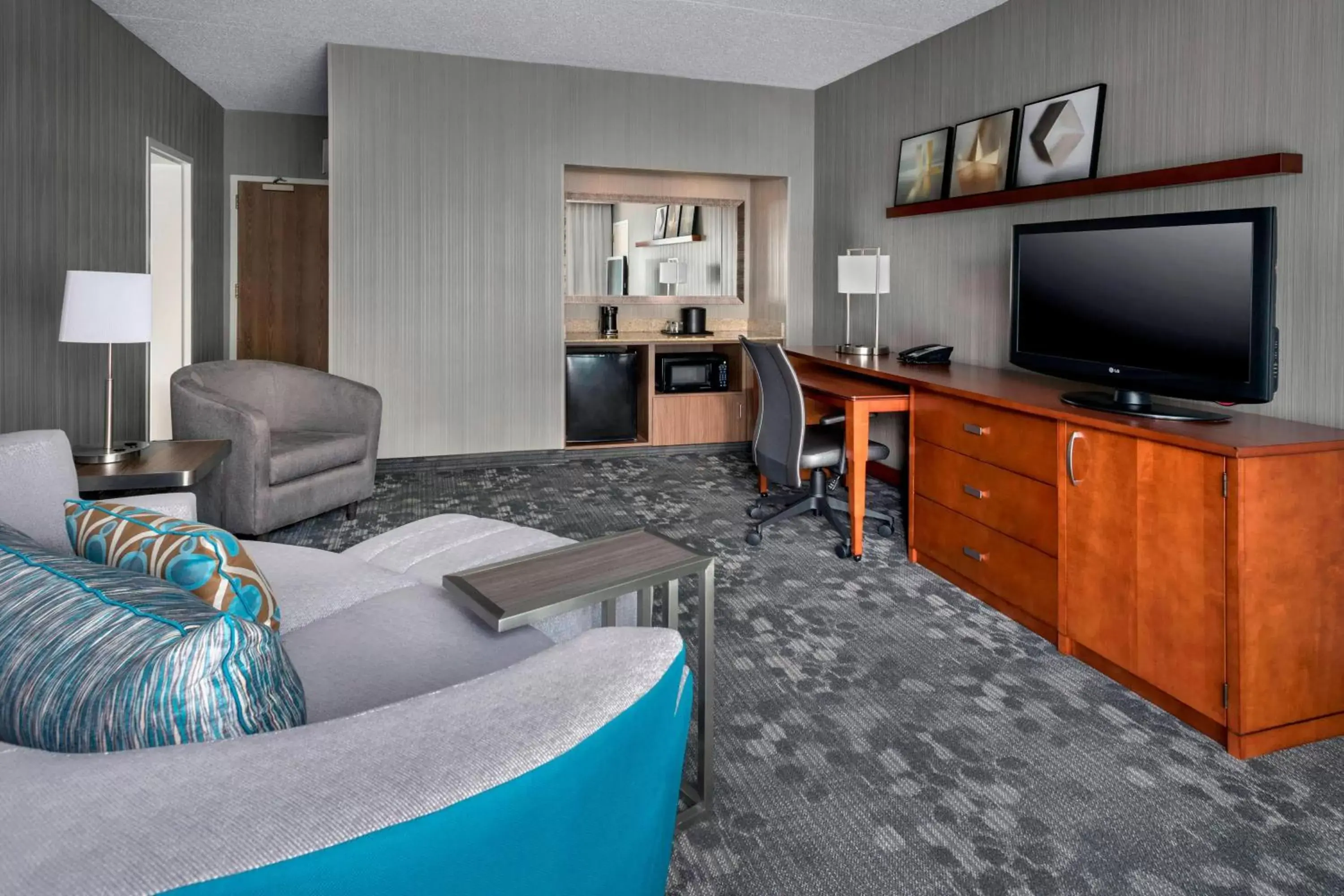 Living room, Seating Area in Courtyard Newark Liberty International Airport