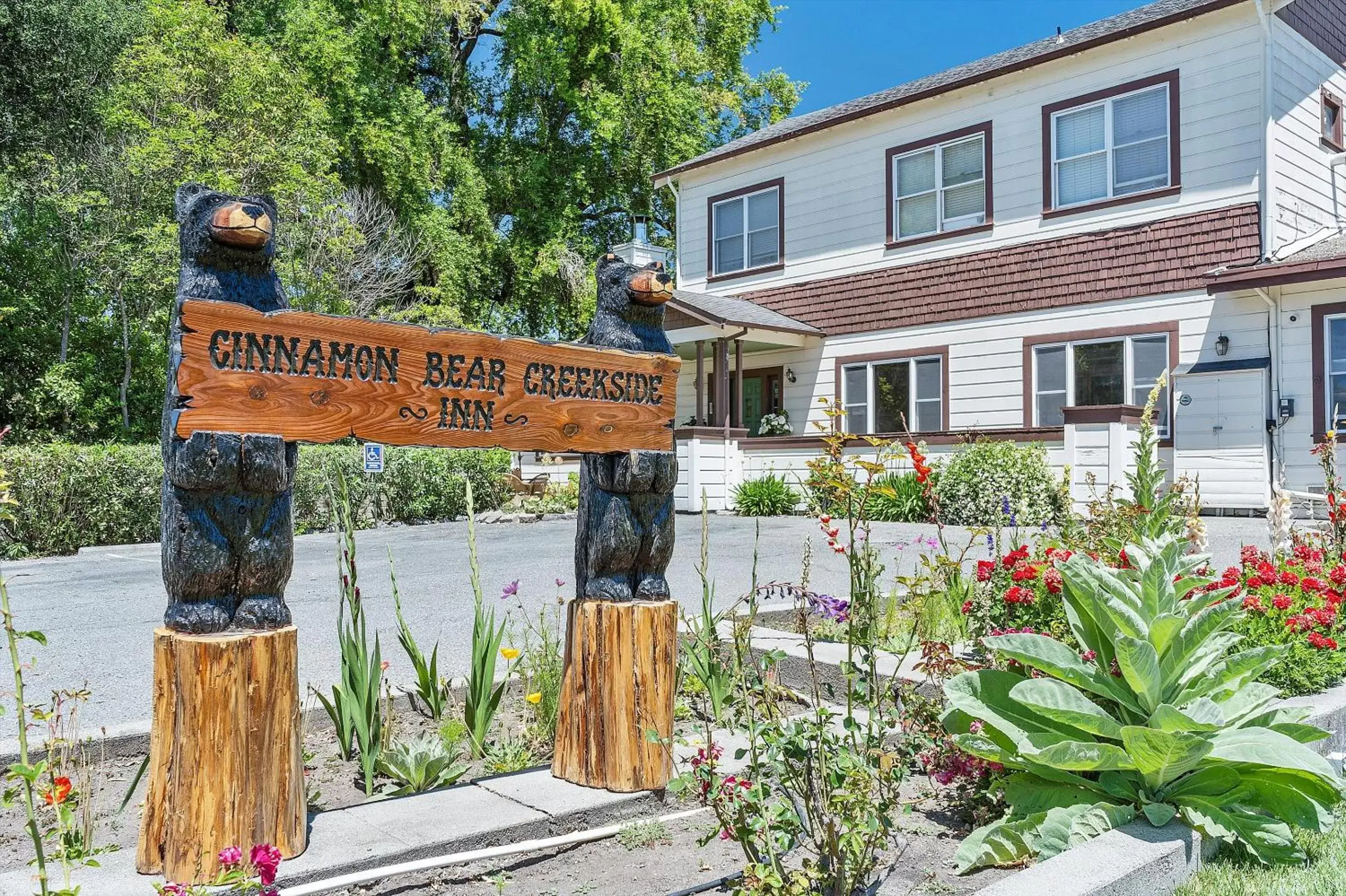 Cinnamon Bear Creekside Inn