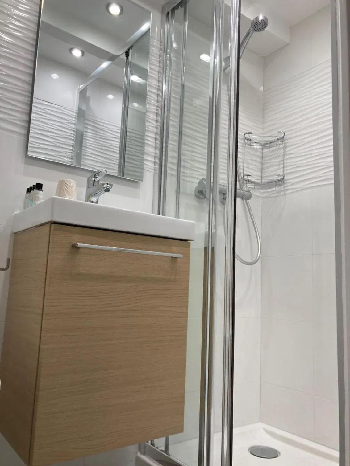 Shower, Bathroom in Hotel De L'Horloge