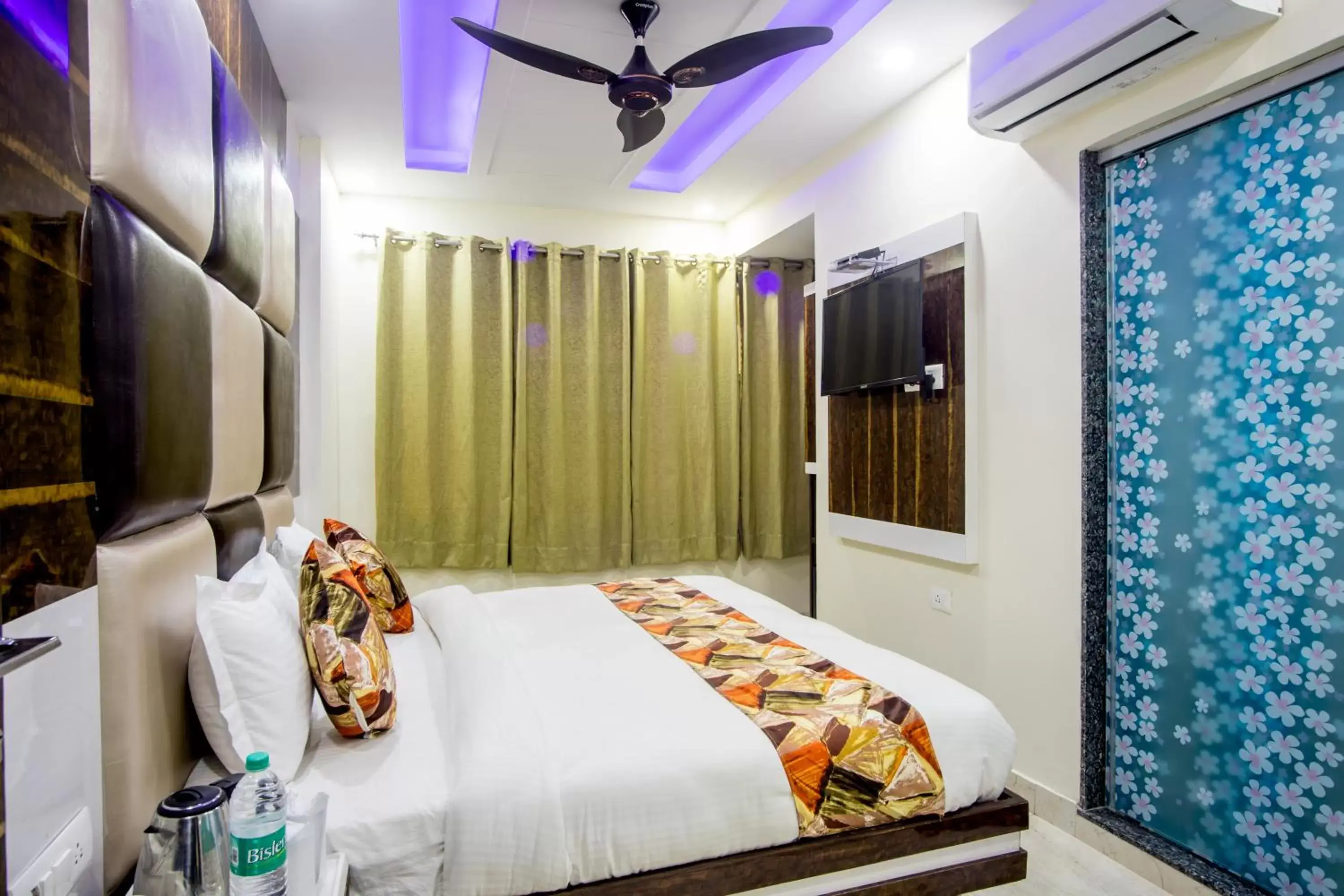 Bedroom, Bed in Hotel Harsha International