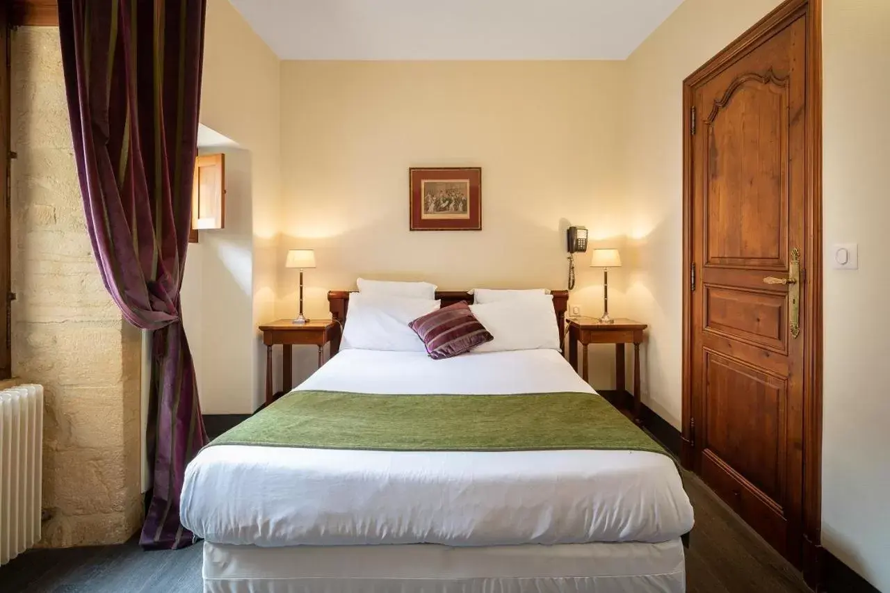 Bedroom, Bed in Hôtel La Couleuvrine Sarlat Centre Ville