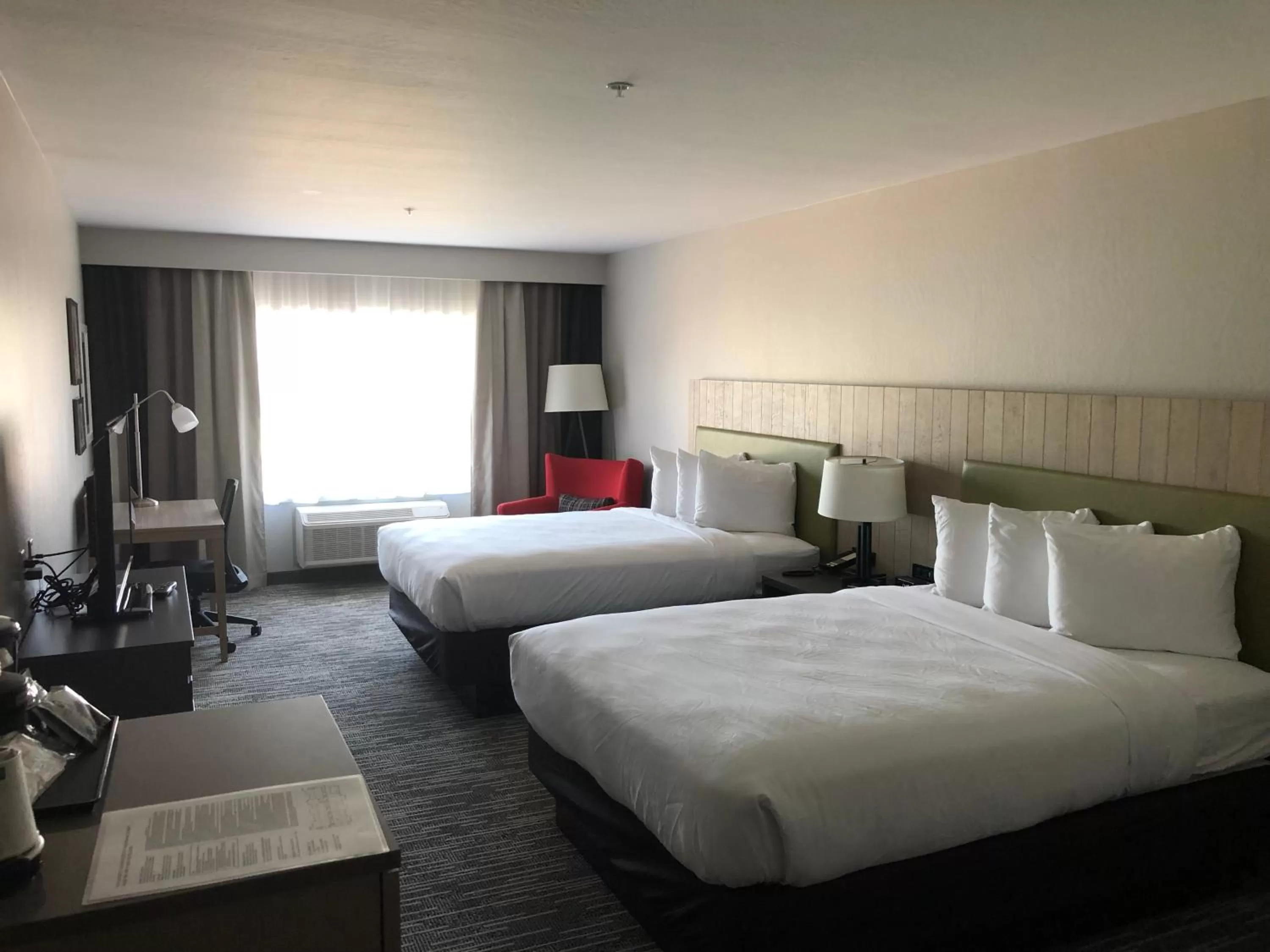 Bed in Country Inn & Suites by Radisson, Flagstaff Downtown, AZ