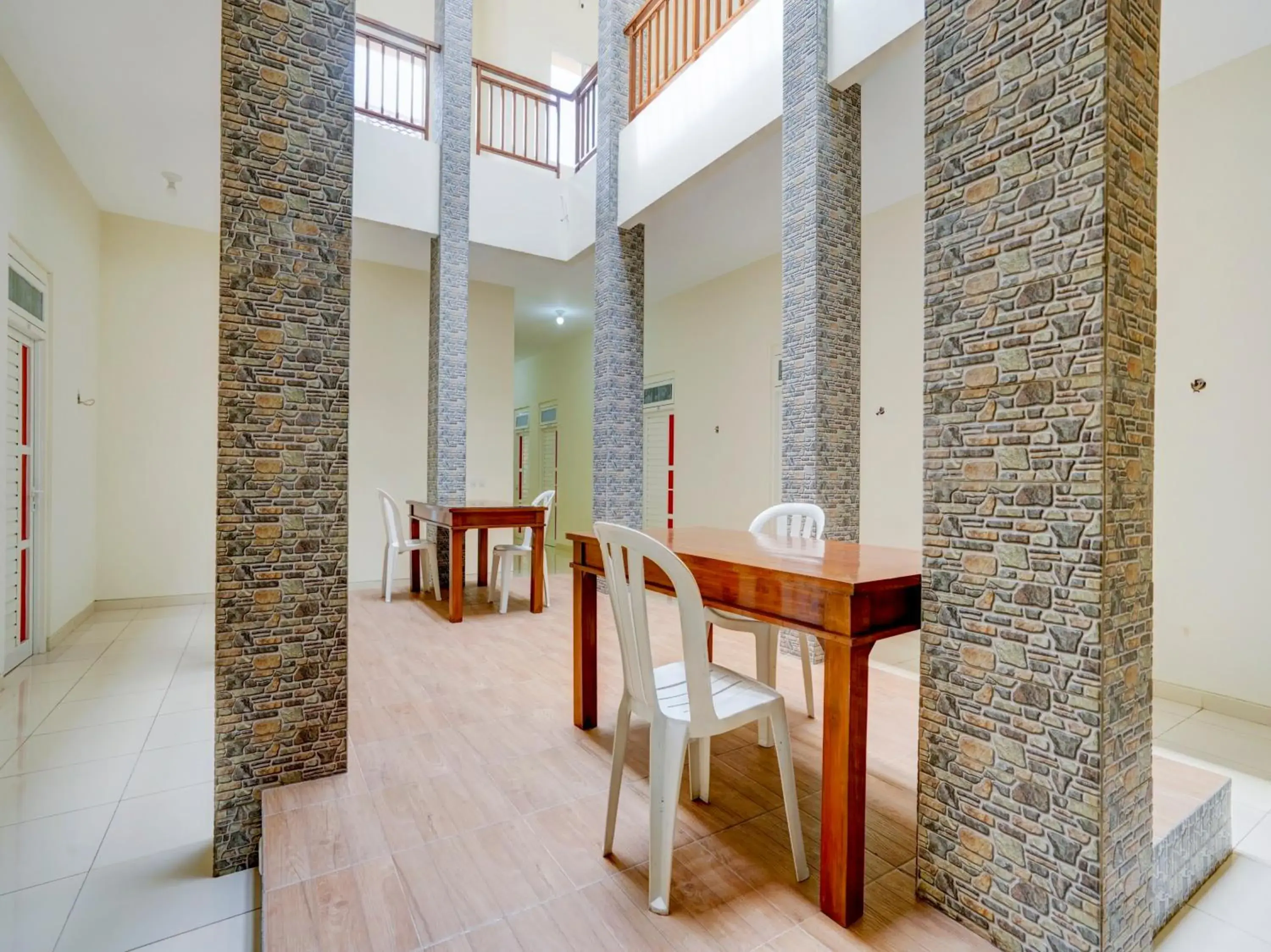 Area and facilities in OYO 90173 Innapp Tenggilis Family Residence