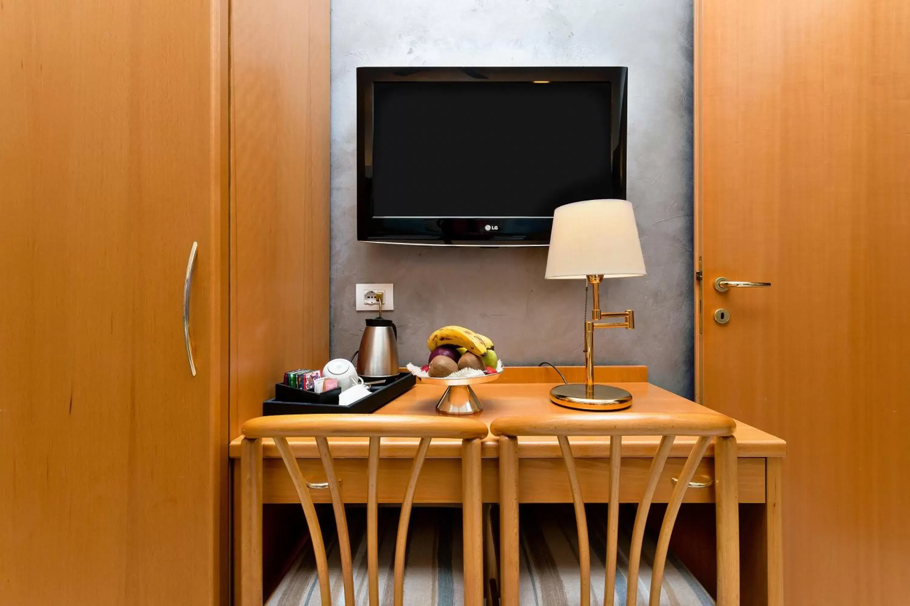 TV and multimedia, TV/Entertainment Center in Hotel Monte Rosa