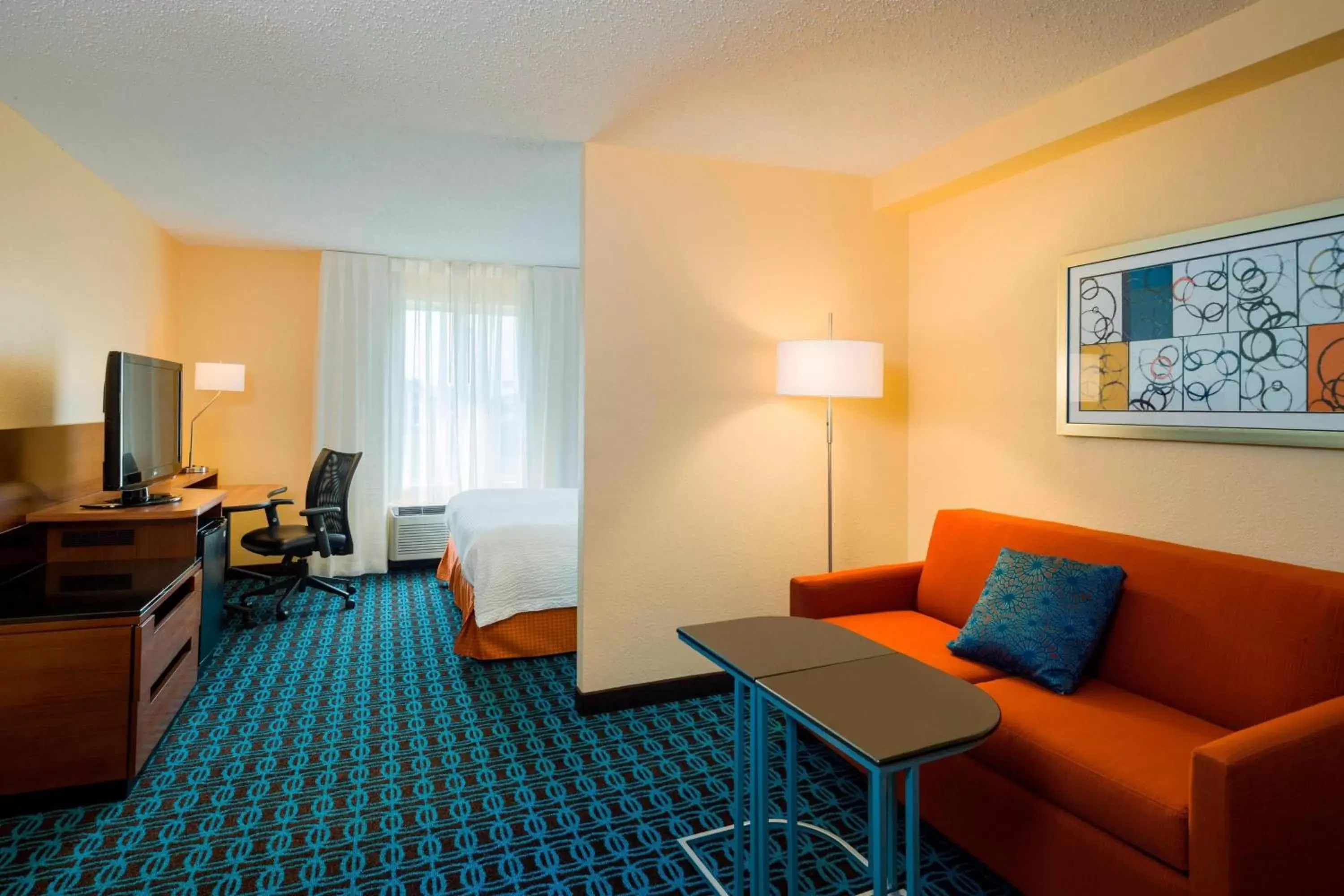 Photo of the whole room, Seating Area in Fairfield Inn & Suites by Marriott Allentown Bethlehem/Lehigh Valley Airport